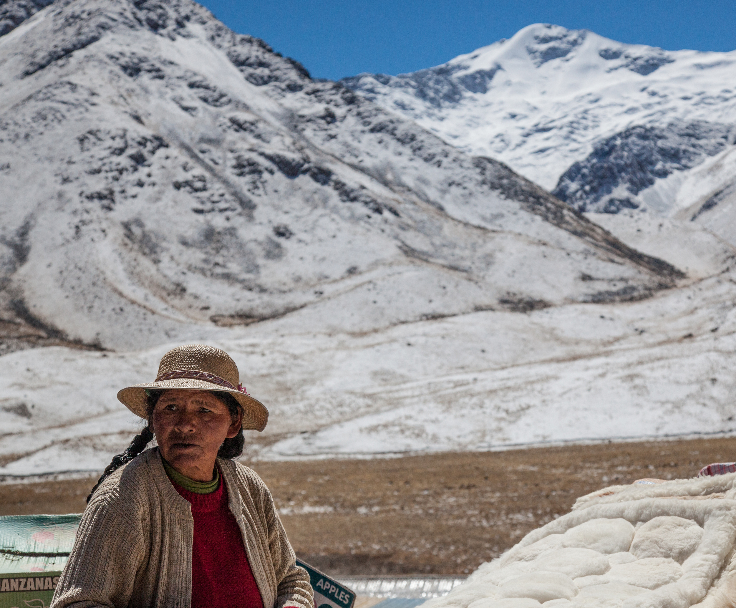 Woman at the Abra la Raya pass