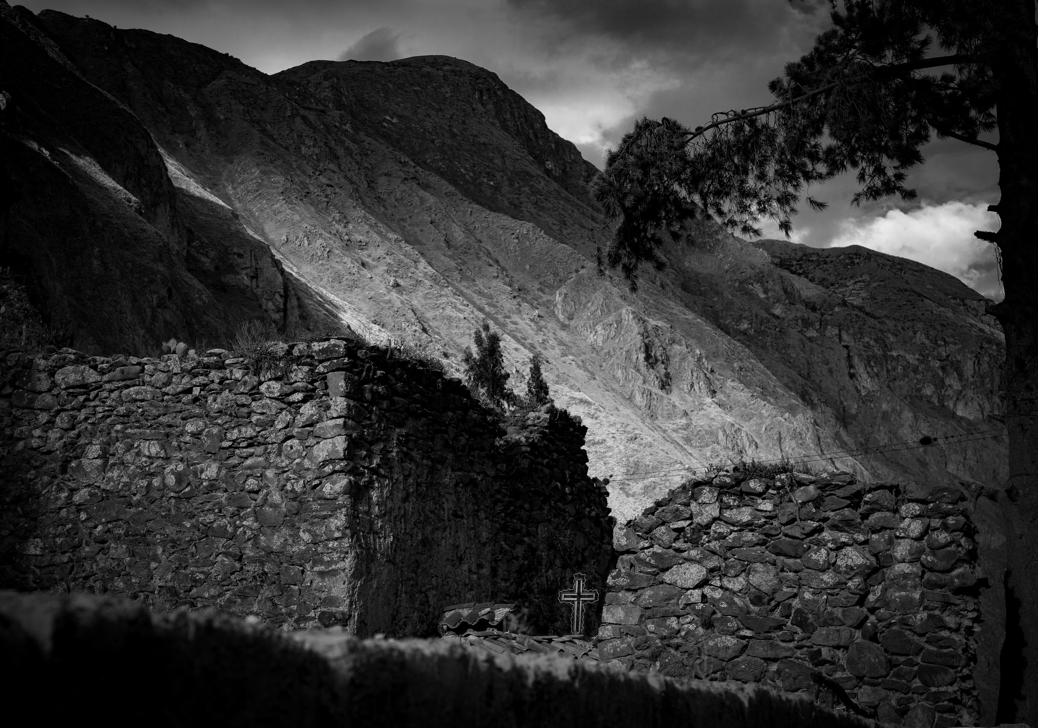 Ruins on Avenida Alameda Cien Ventanas - Ollantaytambo, Peru