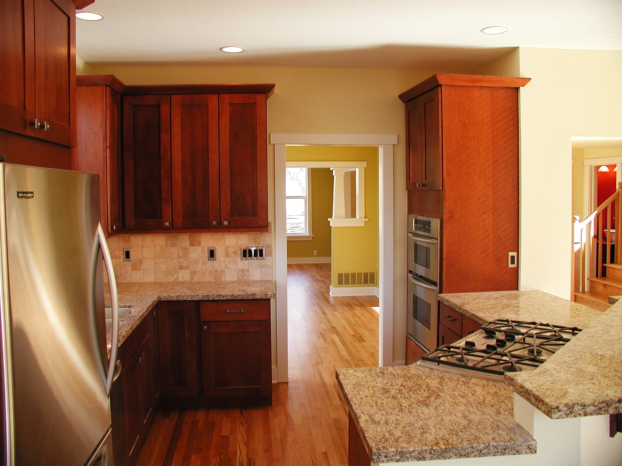 03 INT KIT & column.JPG