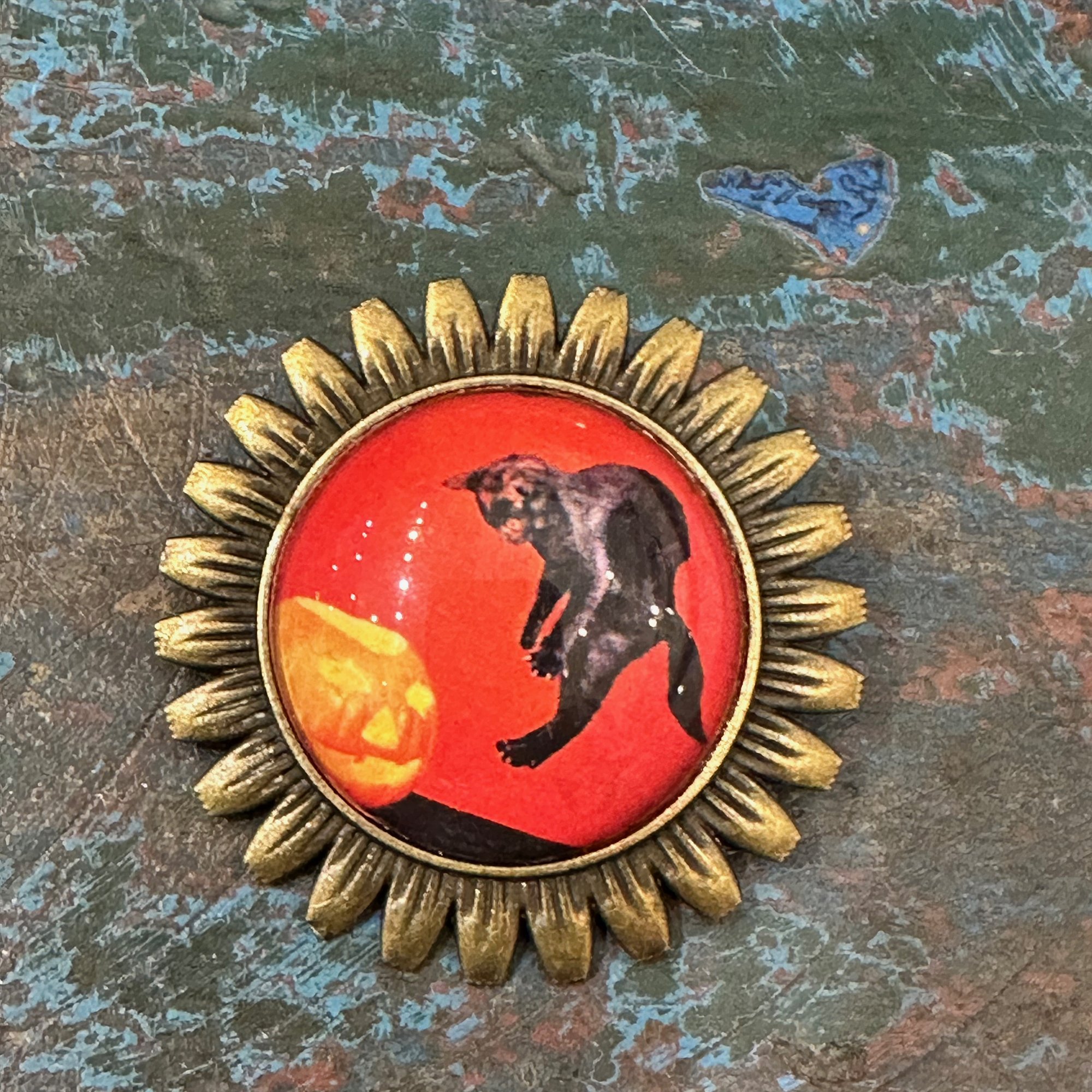 Scaredy Cat Brass Brooch
