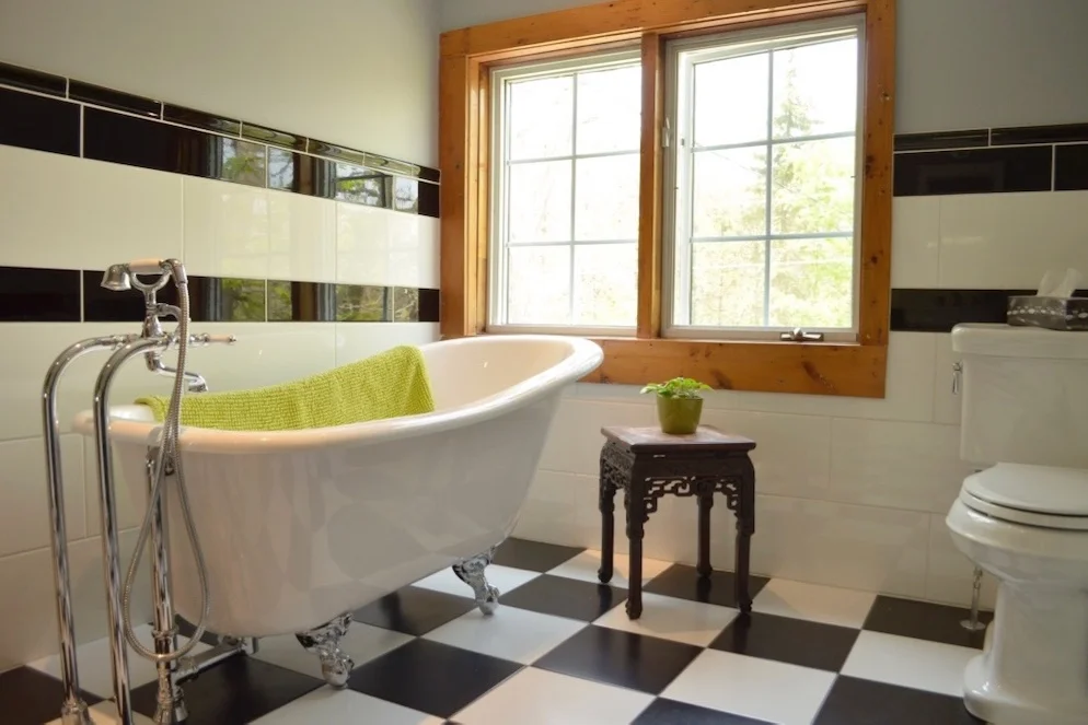 claw+foot+bathtub+checkered+floor+tile+black+and+white.jpg