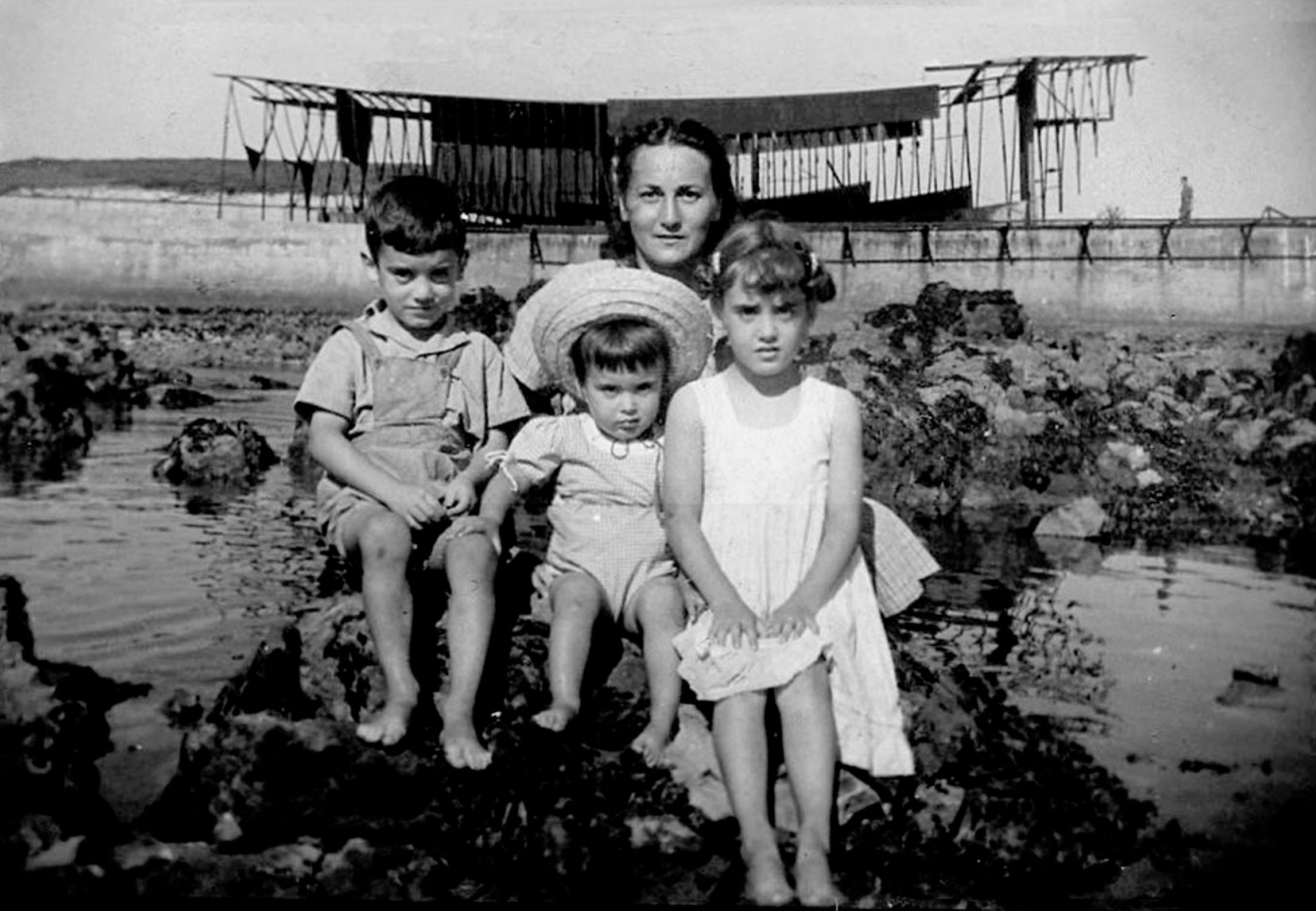 Autor desconocido, 1956. En el pedreru. Emilia, Alfonso, Julita y Balbina. Archivo de los Amigos de La Calzada (Gijón).