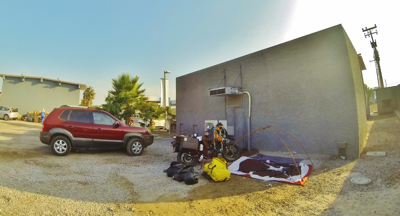 Arica, Chile. Surprisingly, I slept quite well behind this gas station. That hobo didn't lie!