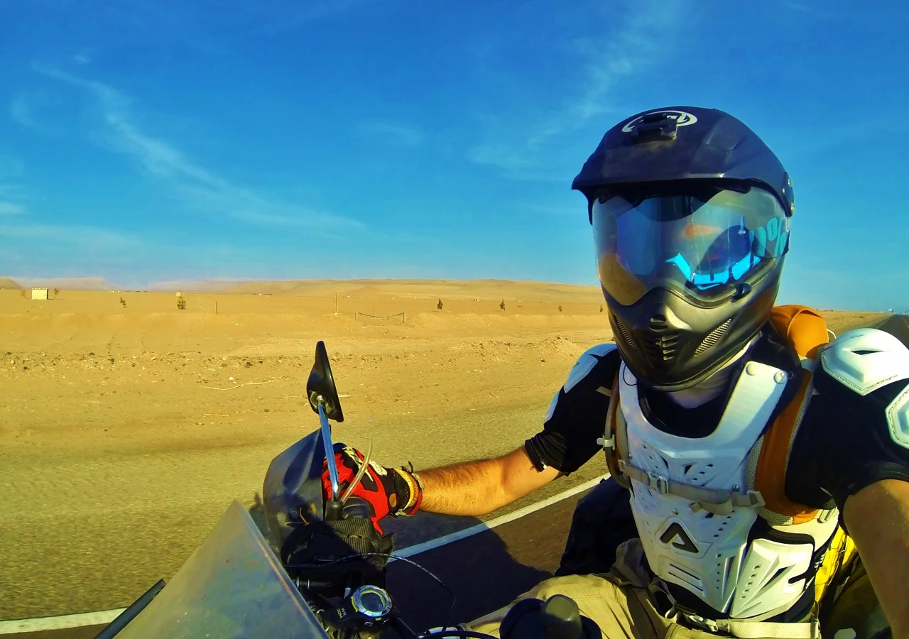 The desert continues from Chile into Perú