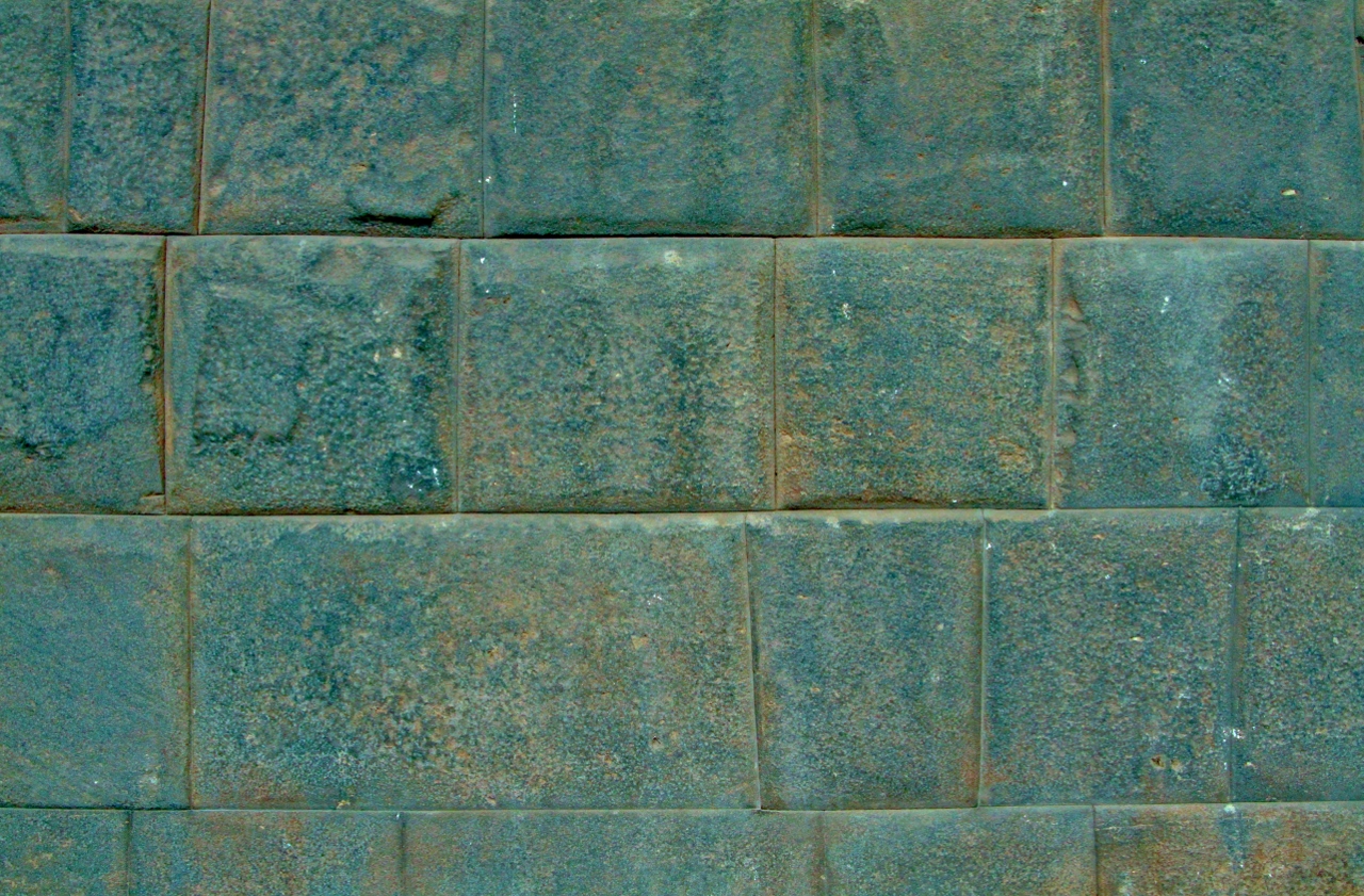 Over the years, earthquakes have destroyed or damaged almost all of the colonial buildings. Yet 500-year-old Incan walls and foundations still remain pristine