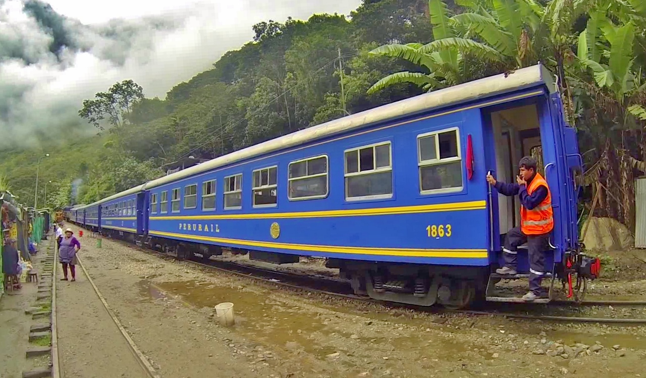  The Peru Rail takes off from Hidroeléctrica for Machu Picchu 