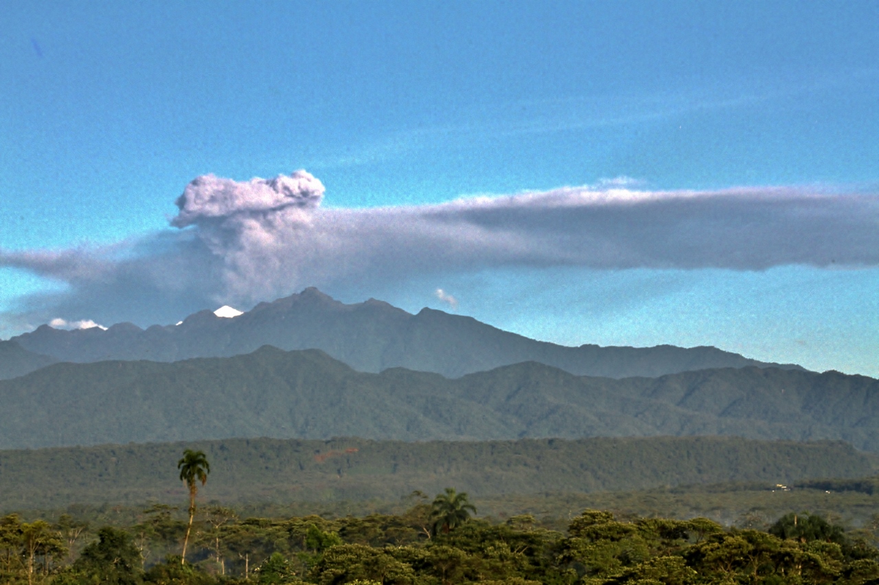  Early morning eruption (Volcán Tungurahua) 