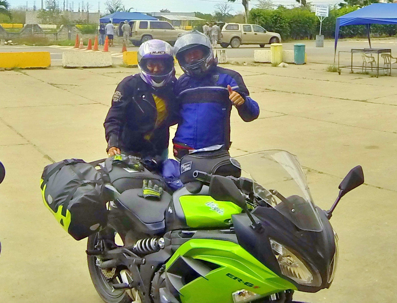 David y Paula from Cali, Colombia, heading south to Perú. Fortunately this wasn't the last time I'd get see them.
