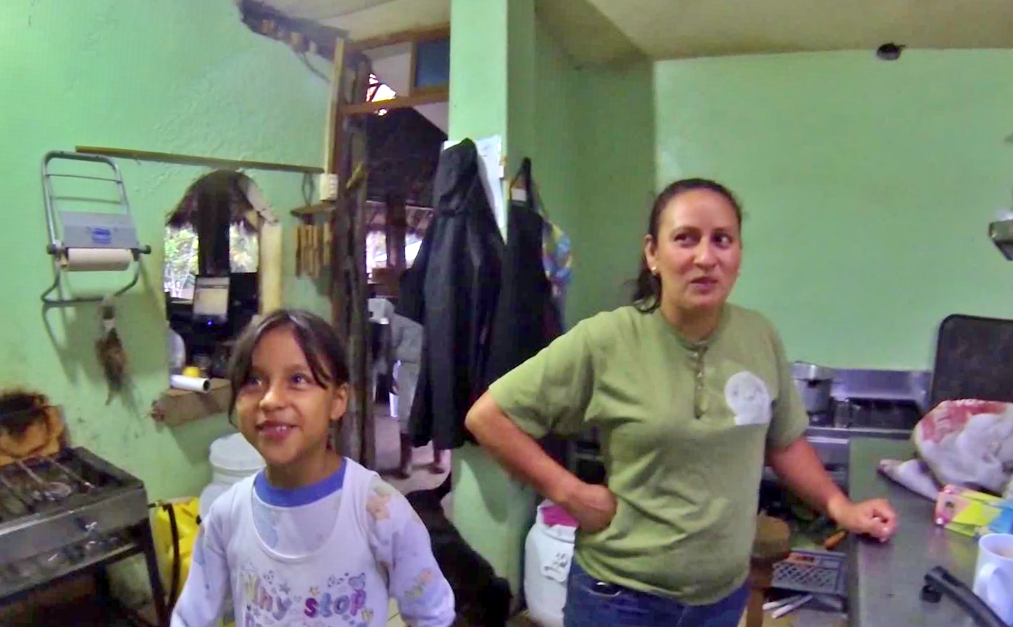  Amy and Fanny in the kitchen of La Choza 