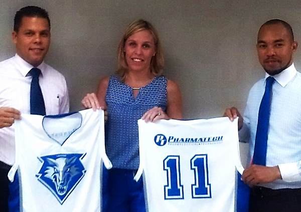 Ejecutivos de Pharmatech encabezados por su Gerente General, Stephanie Wheeler entregan uniformes al equipo Los Colegas. Te invitamos a ver el albúm de fotos completo en Facebook Pharmatech Dominicana .