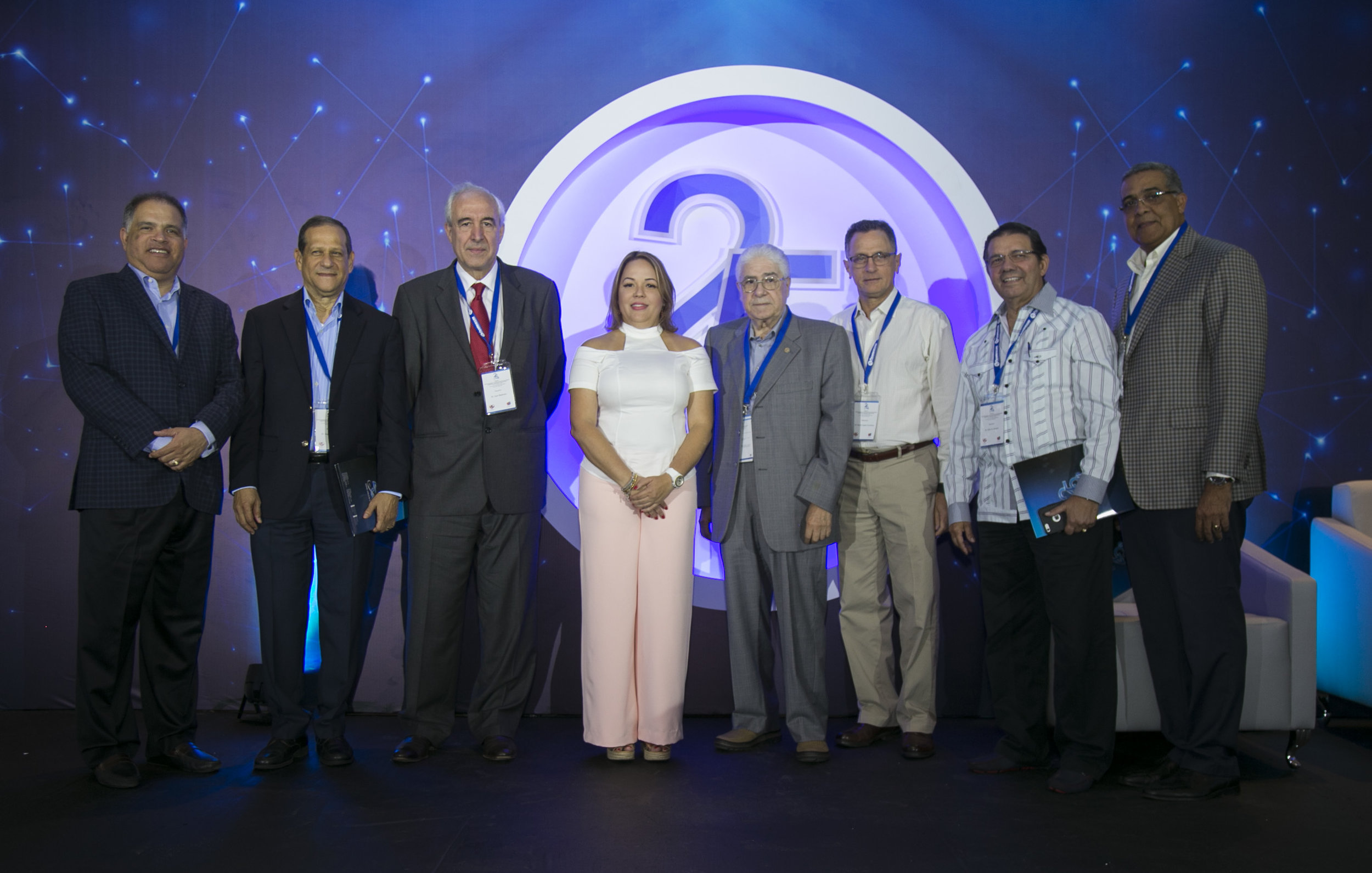 Gissell Mancebo, Gerente de la Unidad Cardiometabólica Pharmatech junto a algunos de los expositores y coordinadores nacionales e internacionales invitados a participar en el Simposio Nuevos Conceptos en la Enfermedad Cardiometabólica. De izq. a der.: Dr. Yulino Castillo Núñez, Dr. Angel González Medina, Dr. Juan Badimon, Gissell Mancebo, Dr. Rafael Pichardo Estévez, Dr. Persio José López Contreras, Dr. Felix Manuel Escaño, Dr. Pedro Díaz Ruíz.