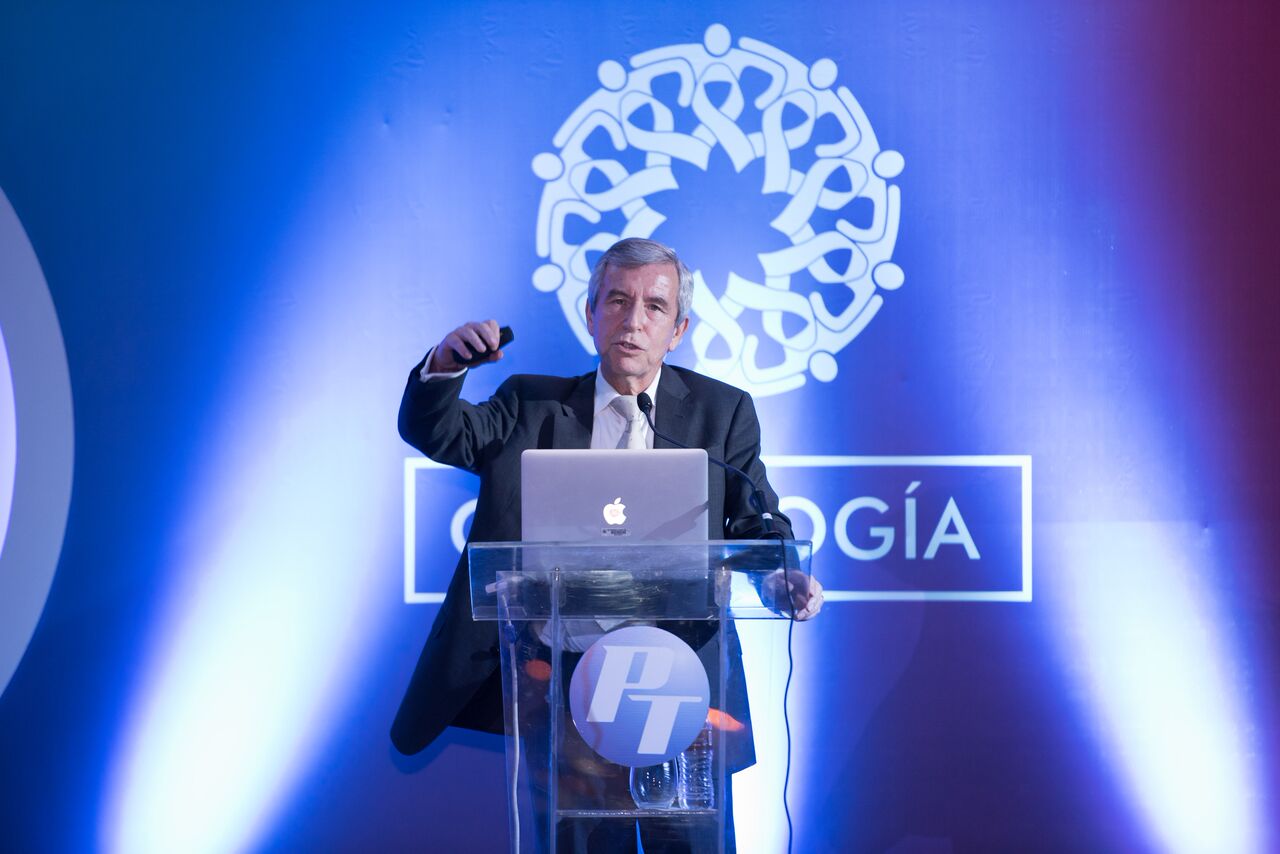 El doctorVicente Valero, Vicepresidente del Departamento de Cáncer de Mama del MD Anderson Cancer Center, en Houston, Texas, durante su exposición.