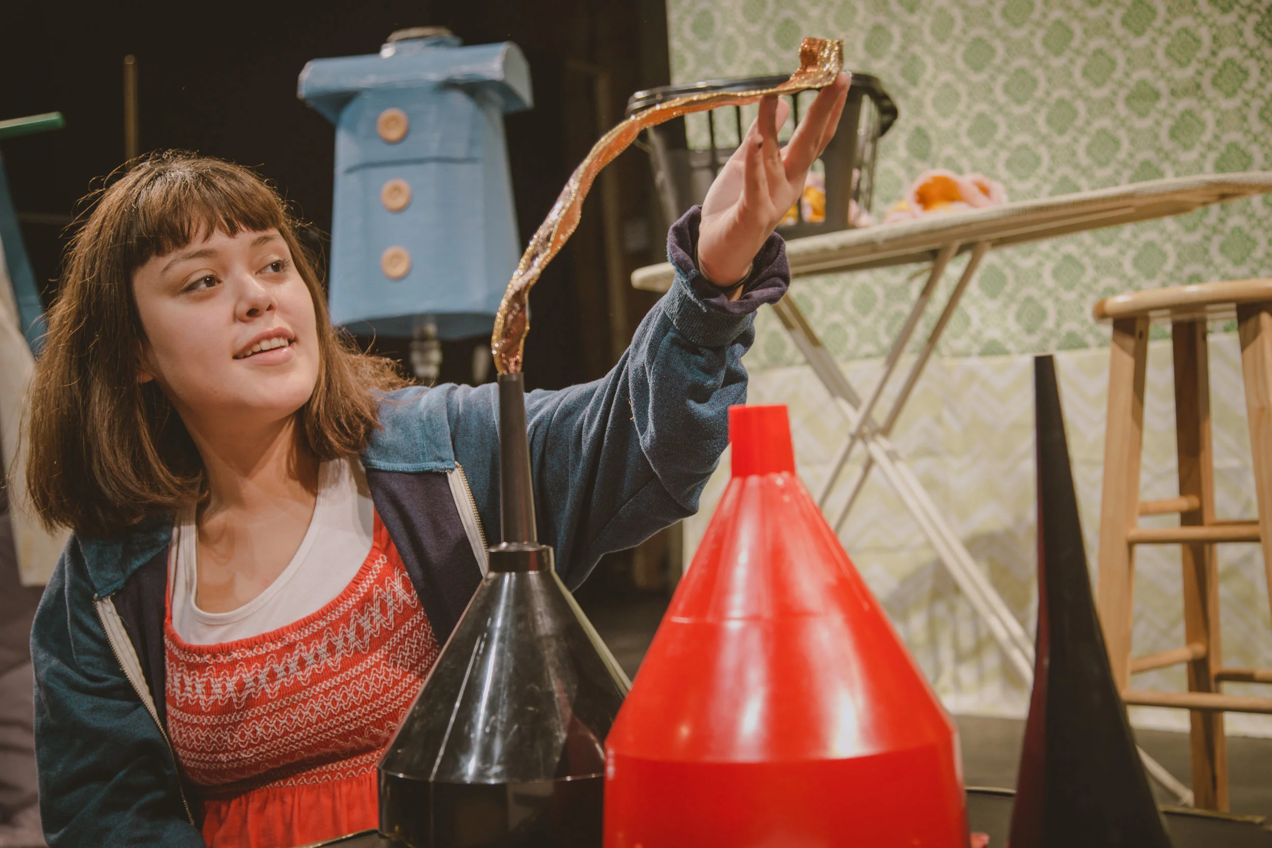 "Y para la senora un vestido super elegante and a gorgeous fascinator!"