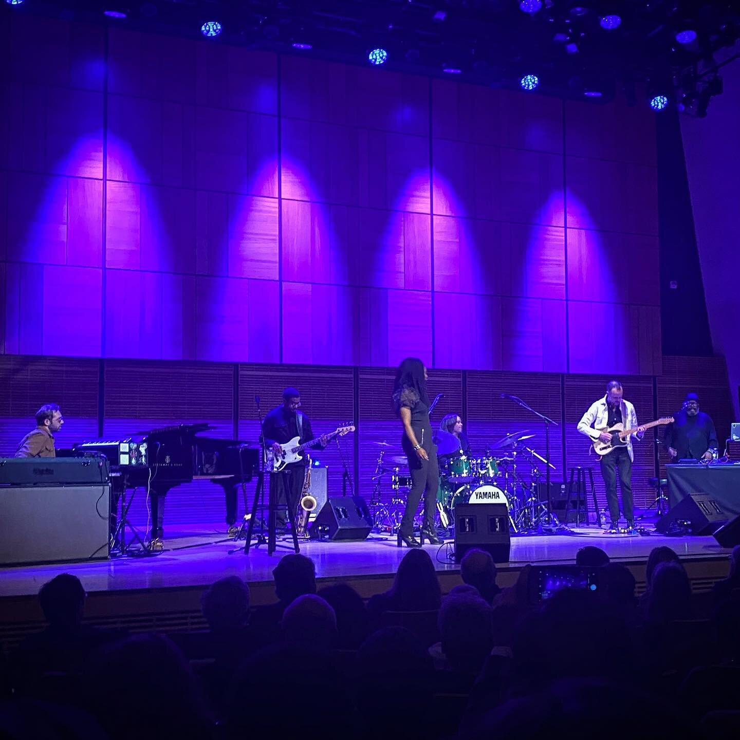 a wave. @carnegiehall thank you @terrilynecarrington @matthewthomaswyatt @aparksmusic @iamdeboray @morganguerin_ 📸 @seshatyonshea  #havemicwilltravel #youareketchupbook #smangin #yerrrrrrr