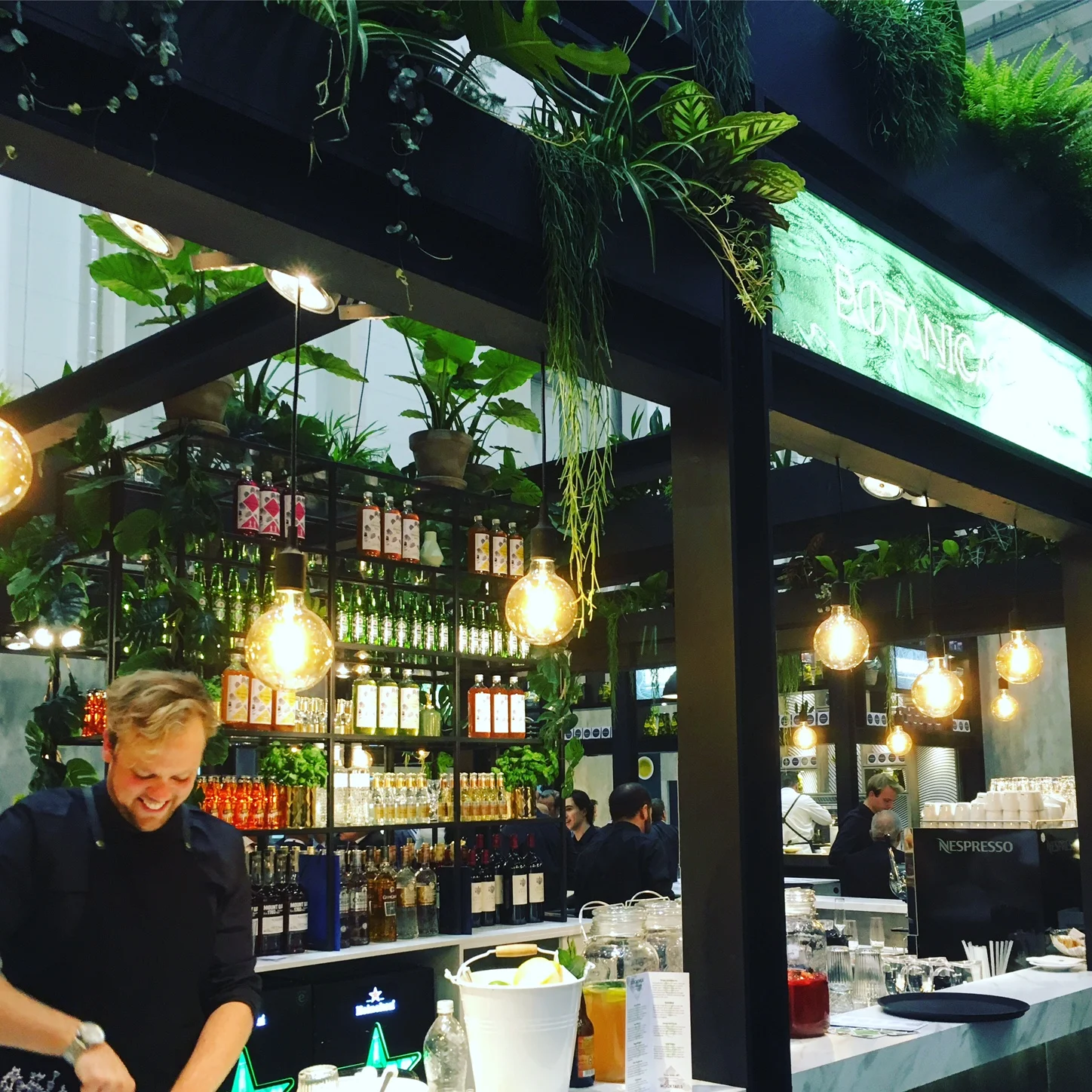 We trainen onze eigen Bloesembartenders om alle cocktails, mocktails en de storytelling voor opdrachtgevers naar de hoogste kwaliteit uit te voeren