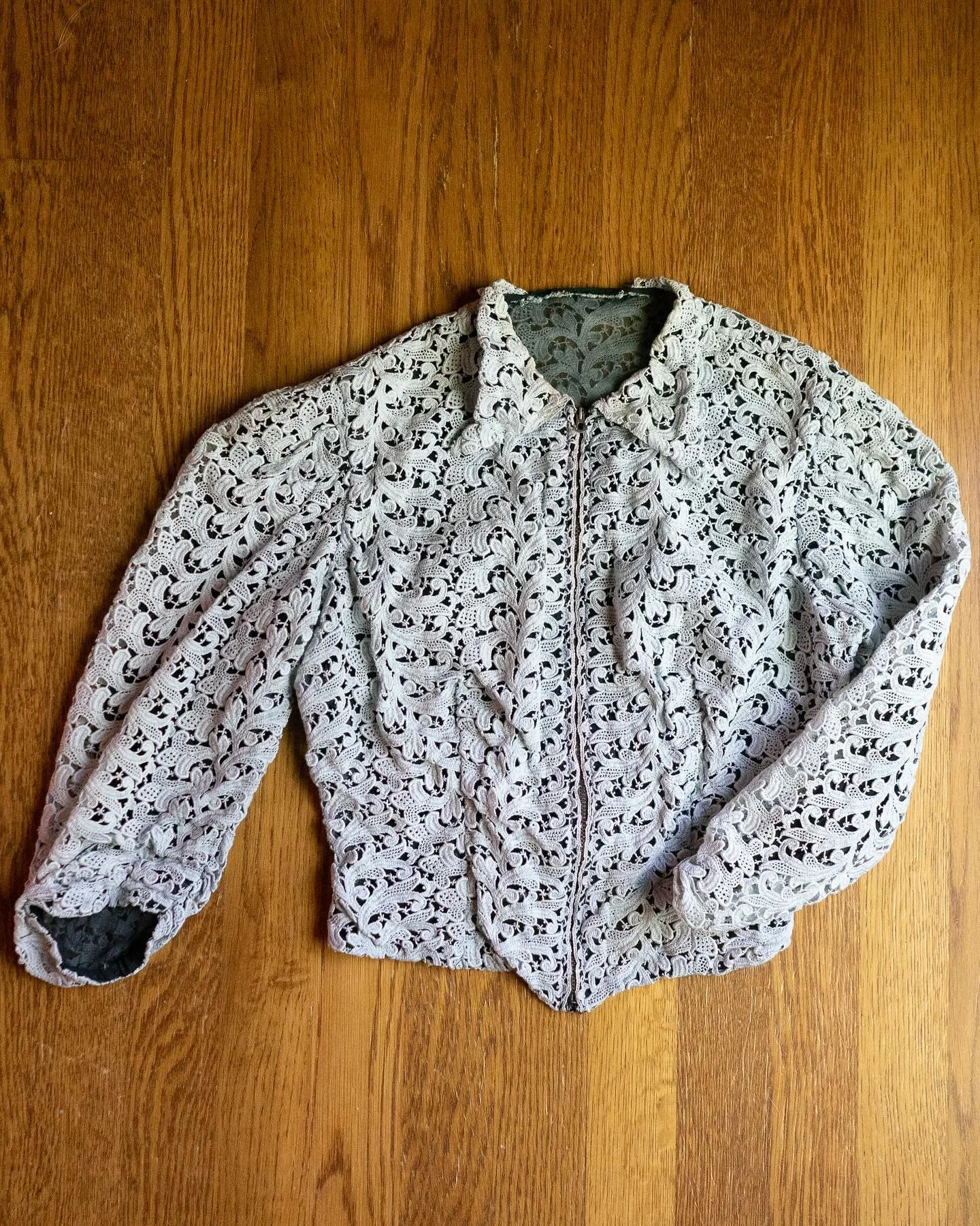 Look at the ruching! And the little pointed collar! 1930s lace and mesh zip-front top. Shoulders make this an XS/S.