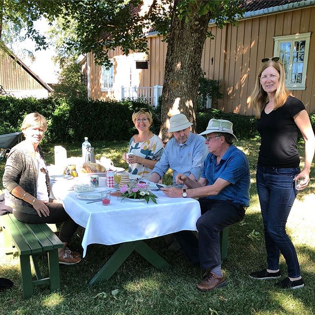 We got together with @lunderelisabeth and Ole Marius Gr&oslash;nlien for an early lunch. Thanks, Tittei, for such a thoughtful experience. #picnic #norway #bfh #bondelagetsfolkeh&oslash;gskole