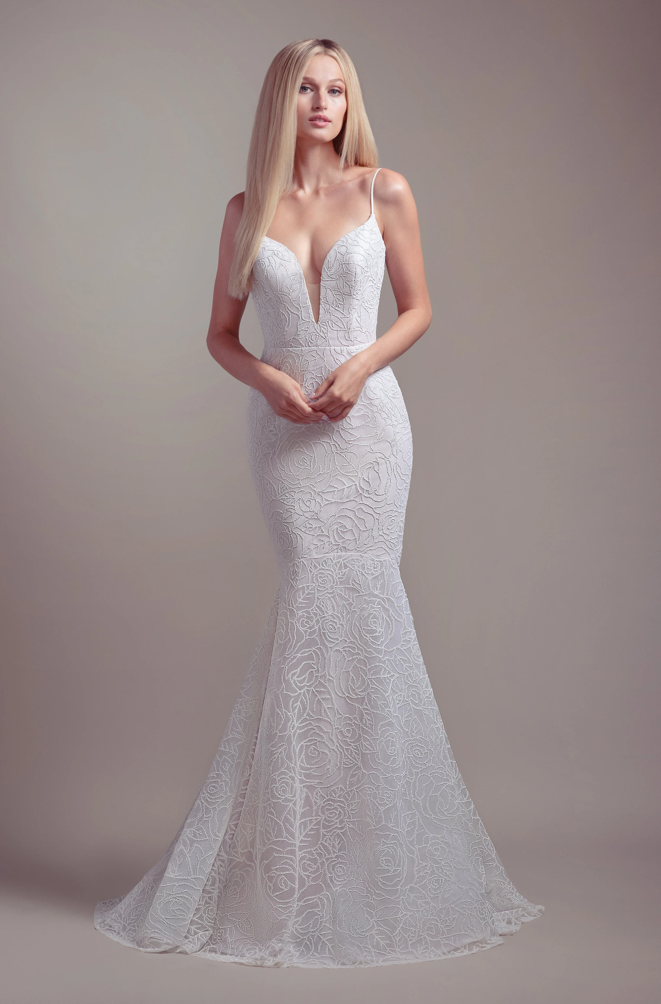 Hello to another fitted Blush by Hayley Paige wedding dress! West is an absolute favorite in our shop & we can't wait for our a&babes to meet Finch.