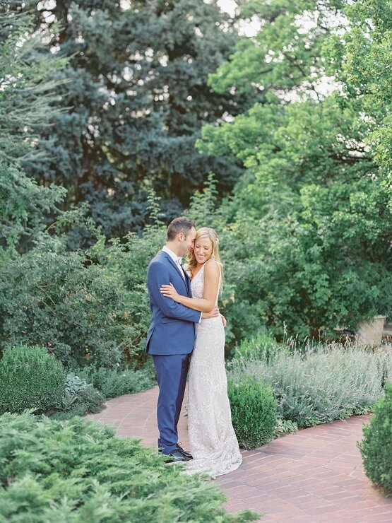 Pretty-Denver-Botanic-Gardens-Wedding-Decorus-Fine-Art-Photography-21-555x740.jpg