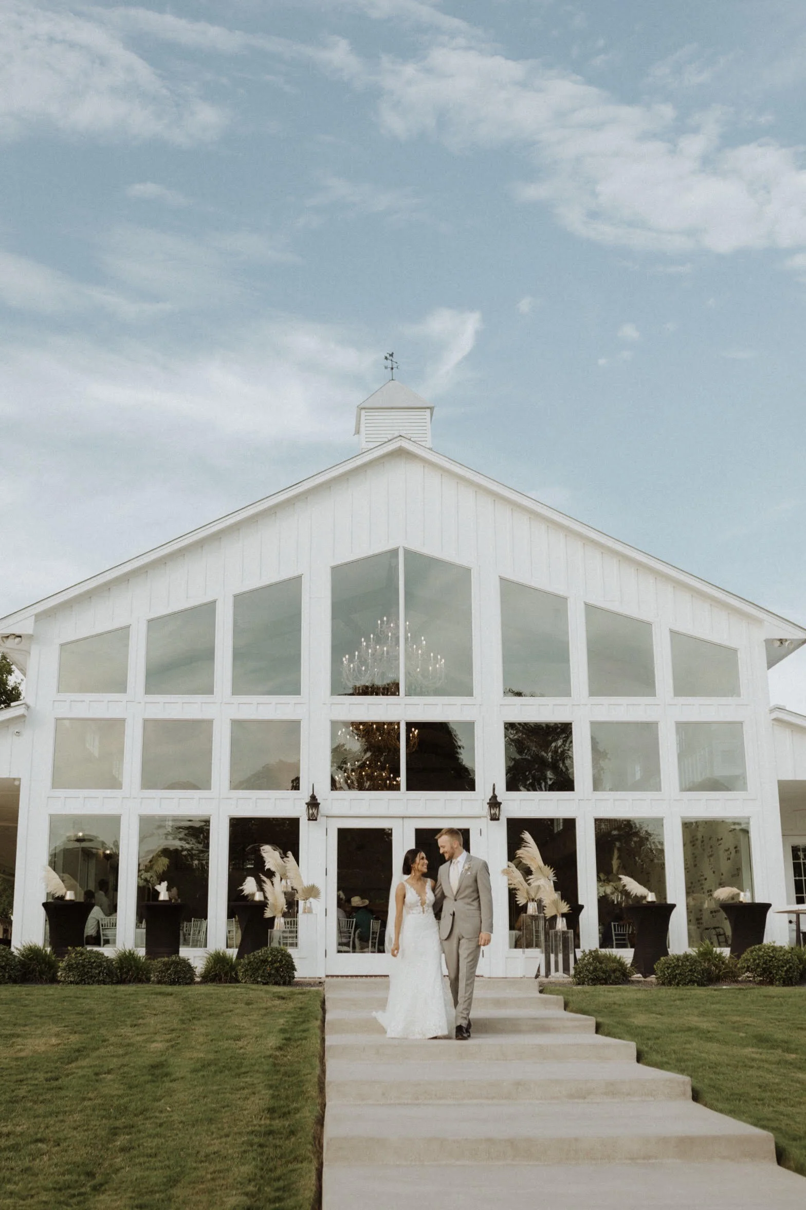 Real Wedding: Yamilex + Garrett :: Modern + Chic Texas Wedding in Jane Hill
