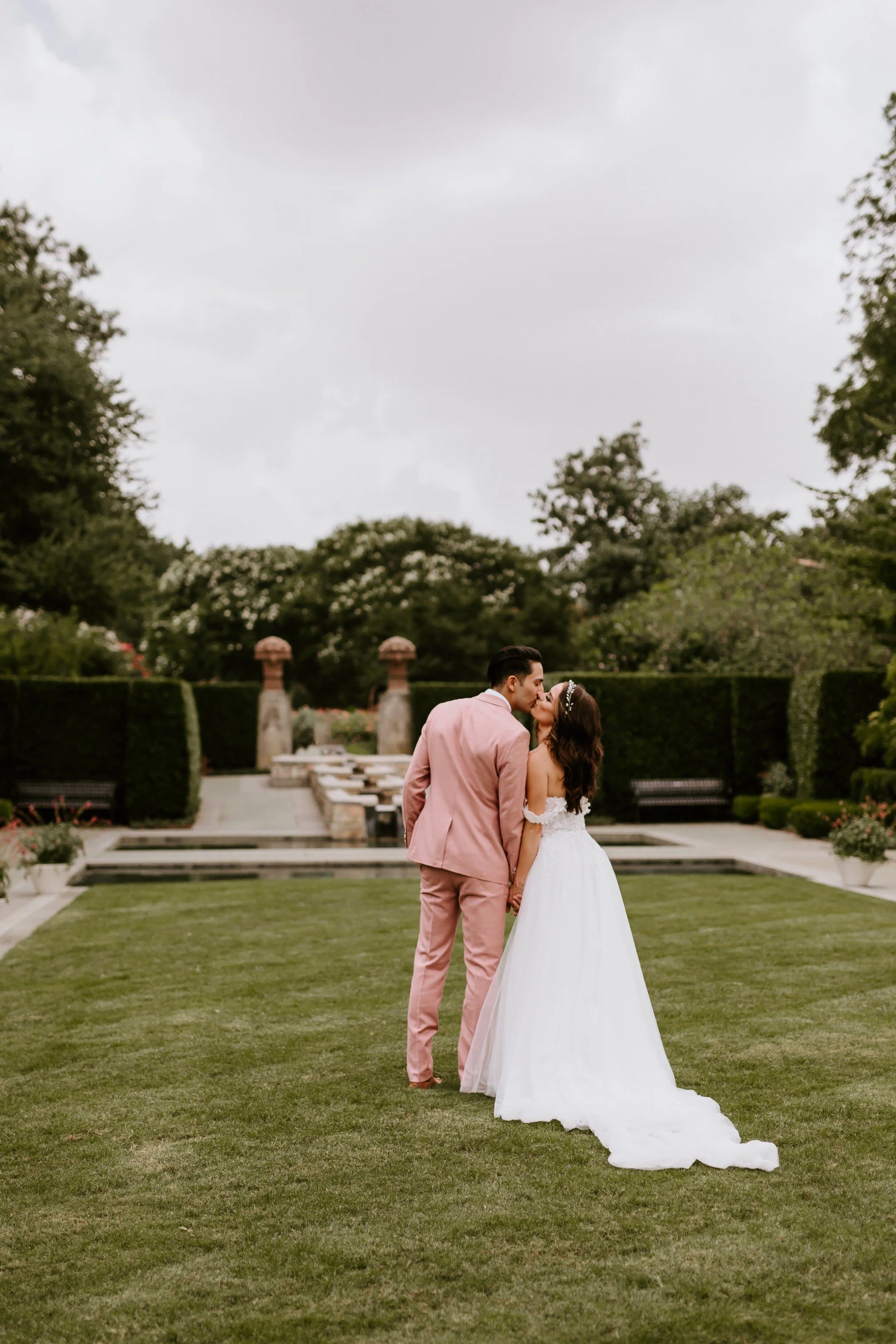 Real Wedding: Lauren + Derek :: Light + Airy Botanical Garden Wedding in Dallas
