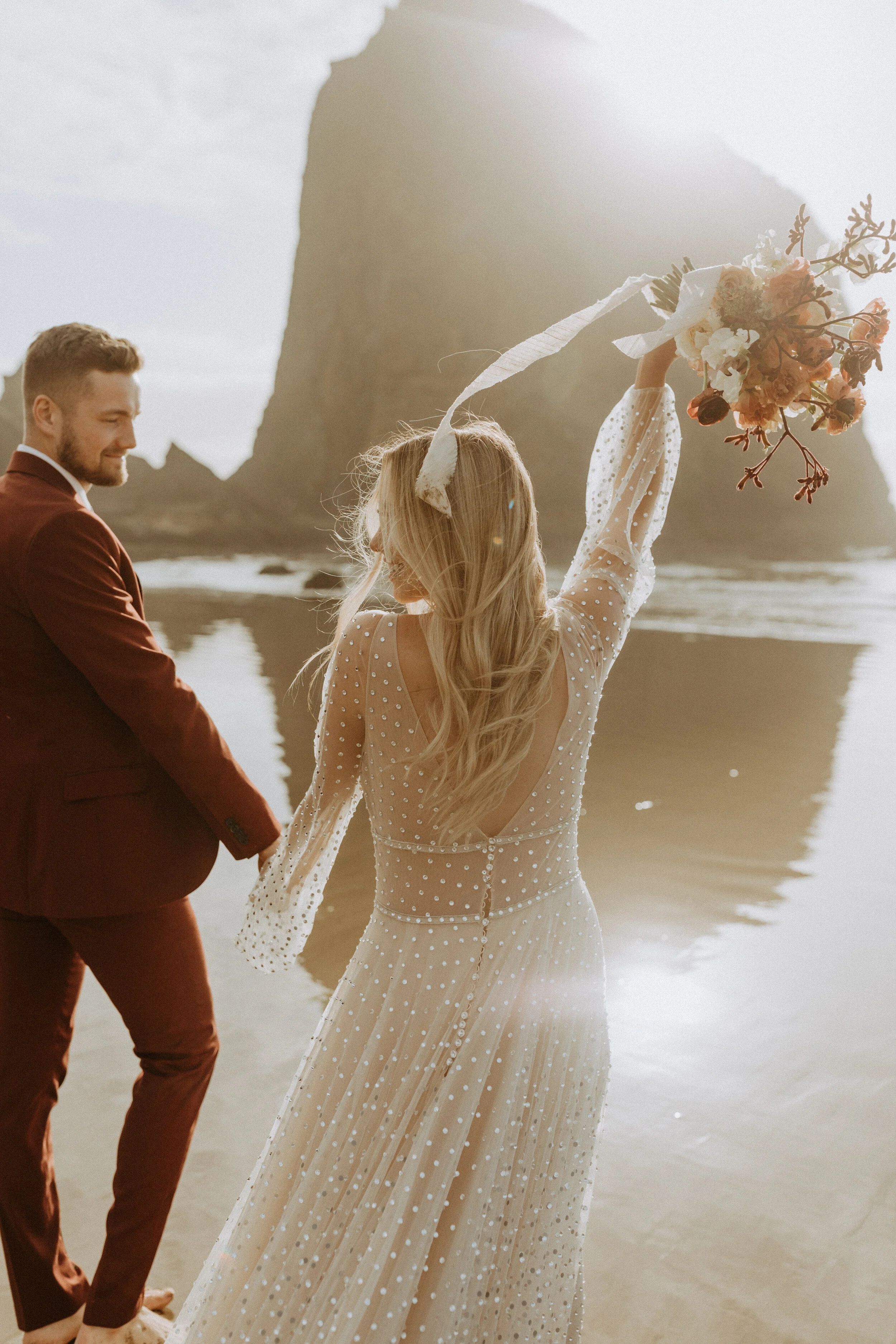 INTIMATE CANNON BEACH ELOPEMENT IN WILLOWBY GOWN