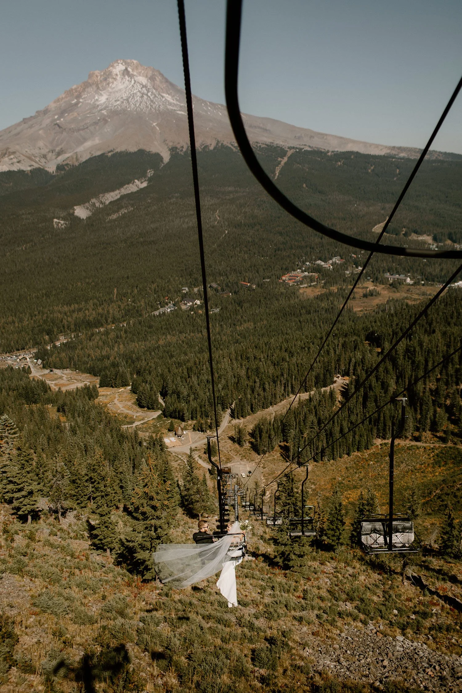 REAL WEDDING: RACHAEL &amp; STEVE:: A CLASSIC AND MINIMAL MOUNT HOOD WEDDING 