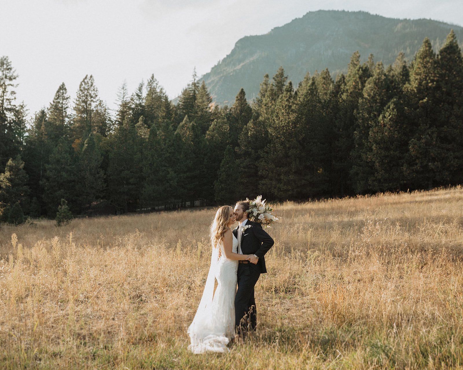 REAL WEDDING: A FUN & RUSTIC LEAVENWORTH, WA WEDDING｜a&bé bridal shop