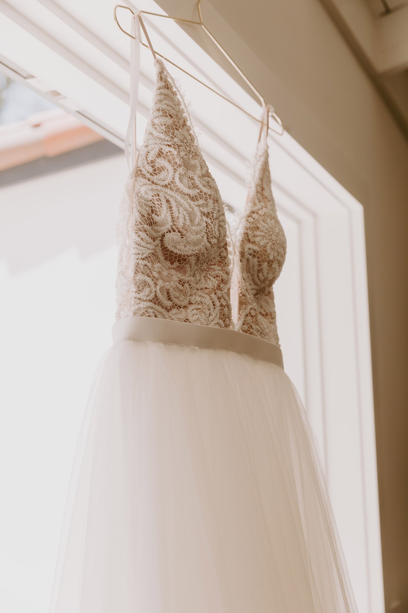 Truvelle-Sara-Wedding-Dress-Maya-Lora-Photography-01.jpg