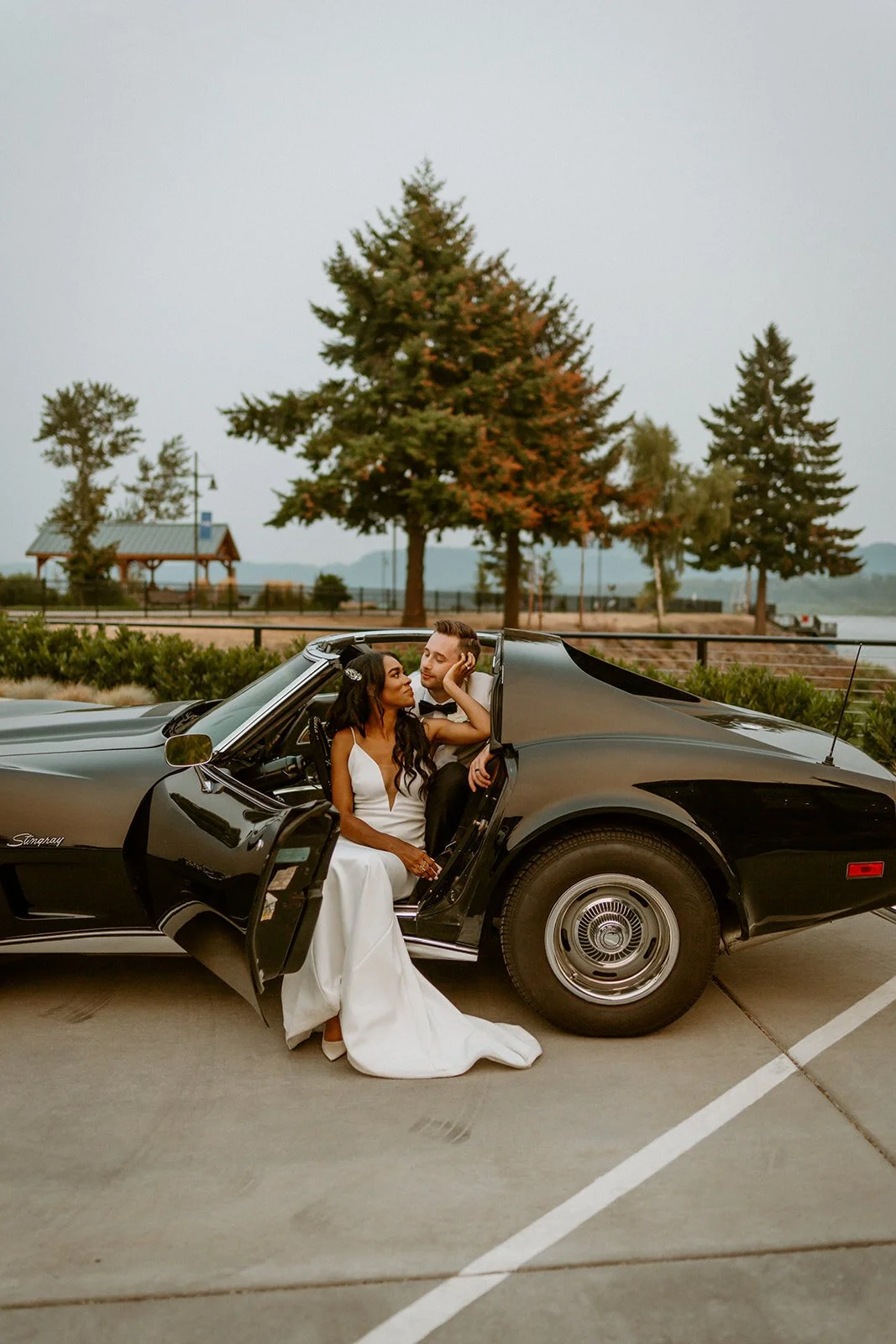 CONTEMPORARY AND CHIC WATERSIDE WEDDING NEAR COLUMBIA RIVER: KALESEYA &amp; ZACH