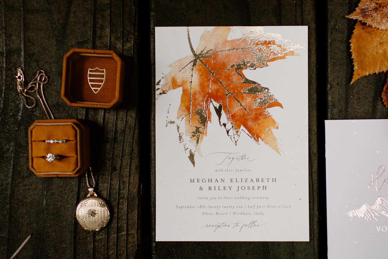wedding details from an aandbe real brides woodsy outdoor cabin wedding