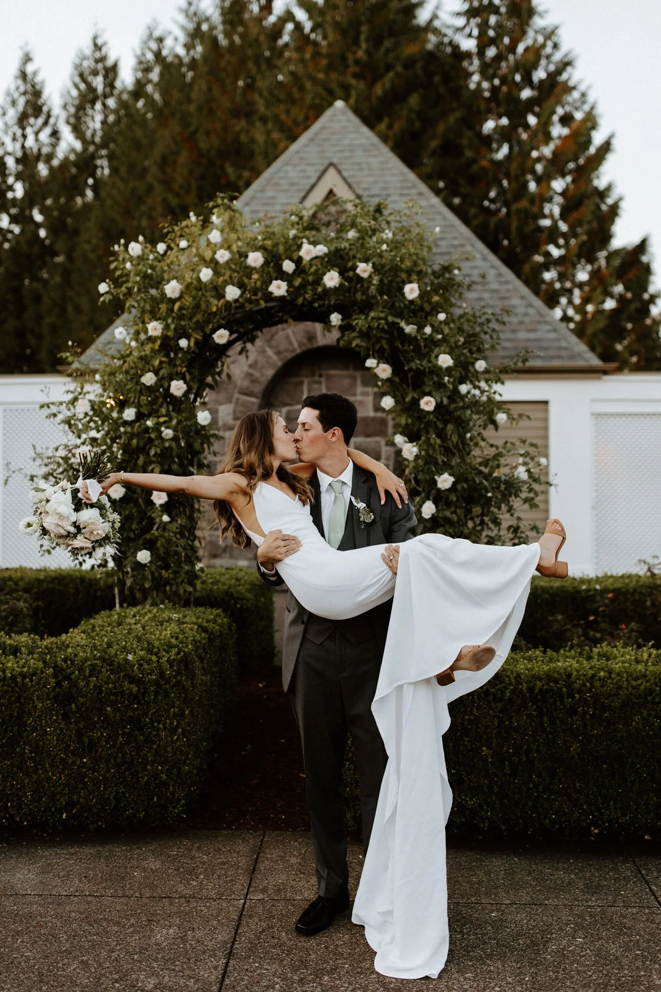 CHIC COUNTRY CLUB GARDEN WEDDING CEREMONY: KARLI &amp; MATT