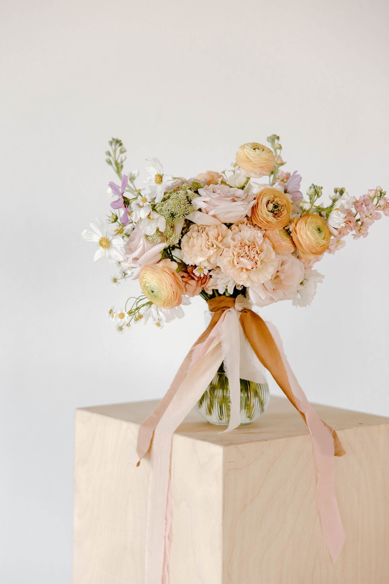 modern florals in texas in this traditional and modern texas wedding