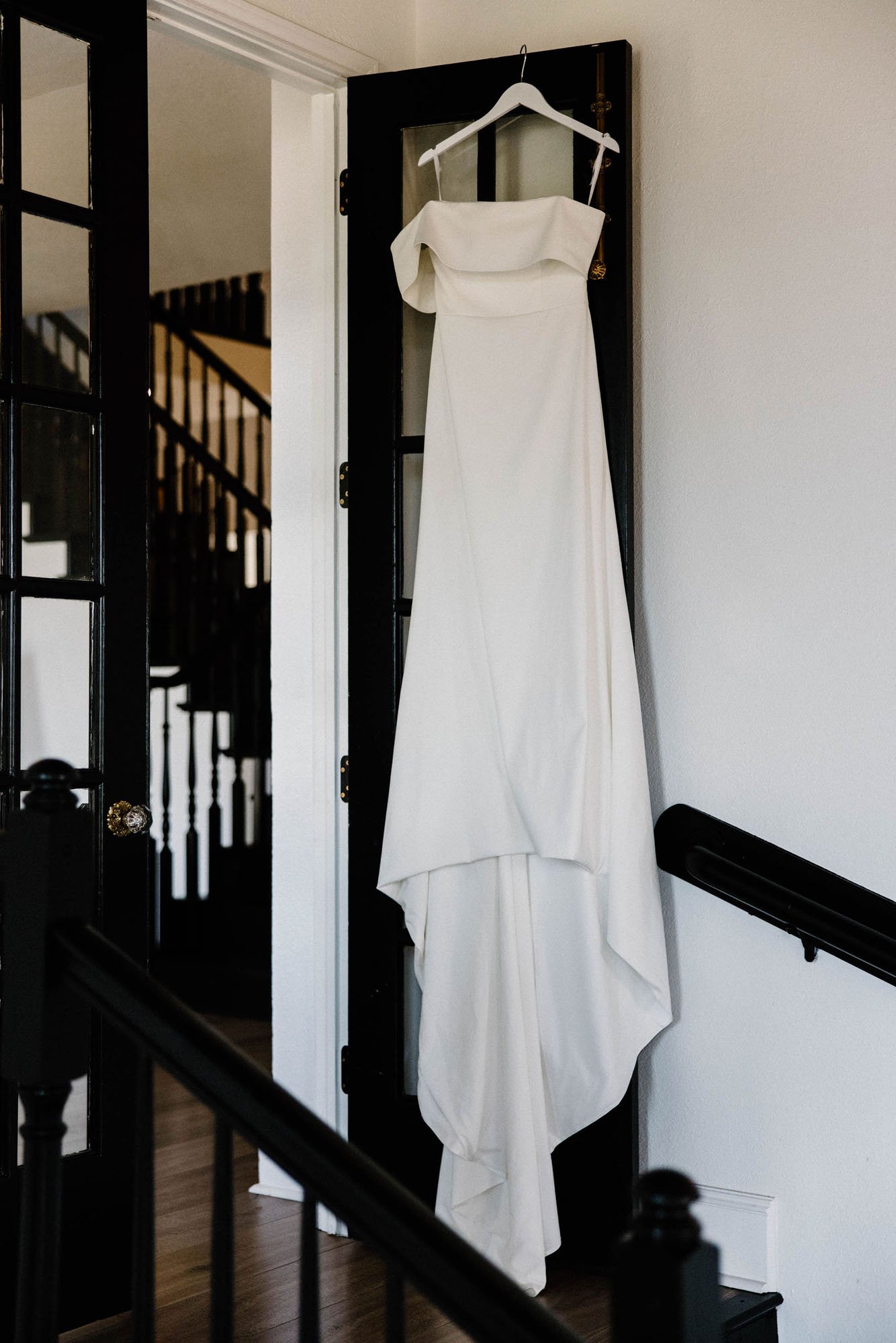 modern wedding at the emerson venue in texas featuring a vagabond chic crepe wedding dress.