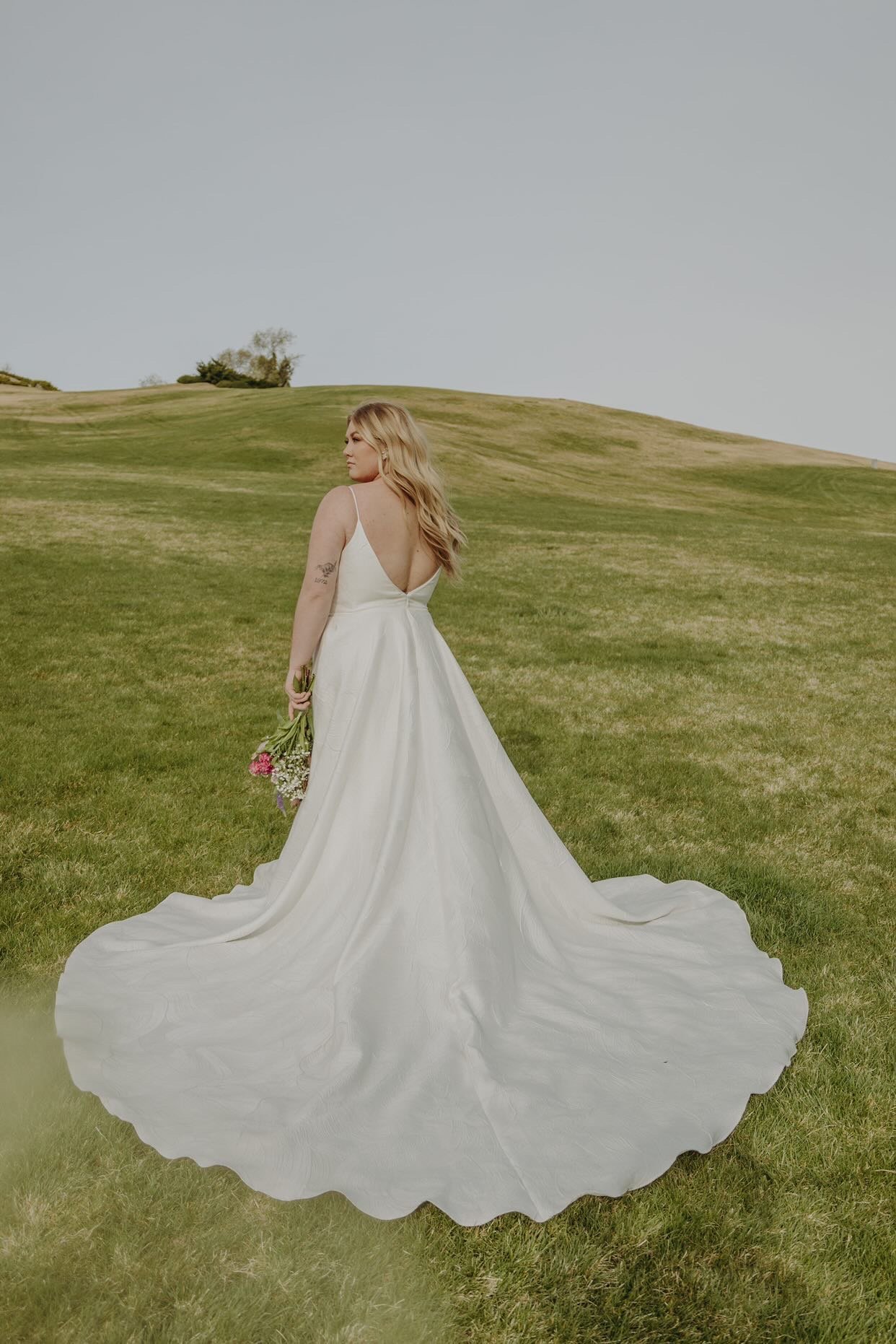 rolling hills styled shoot featuring a flowy a-line wedding dress by truvelle