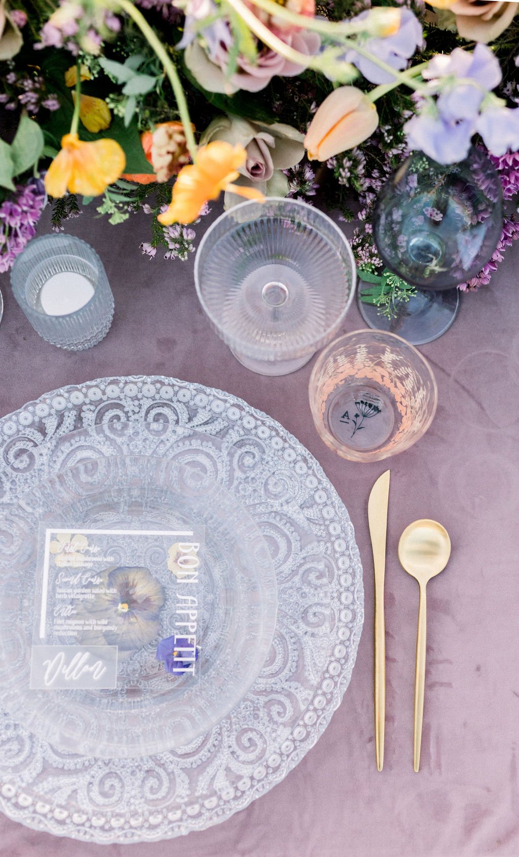 lavender details for this modern rooftop styled wedding