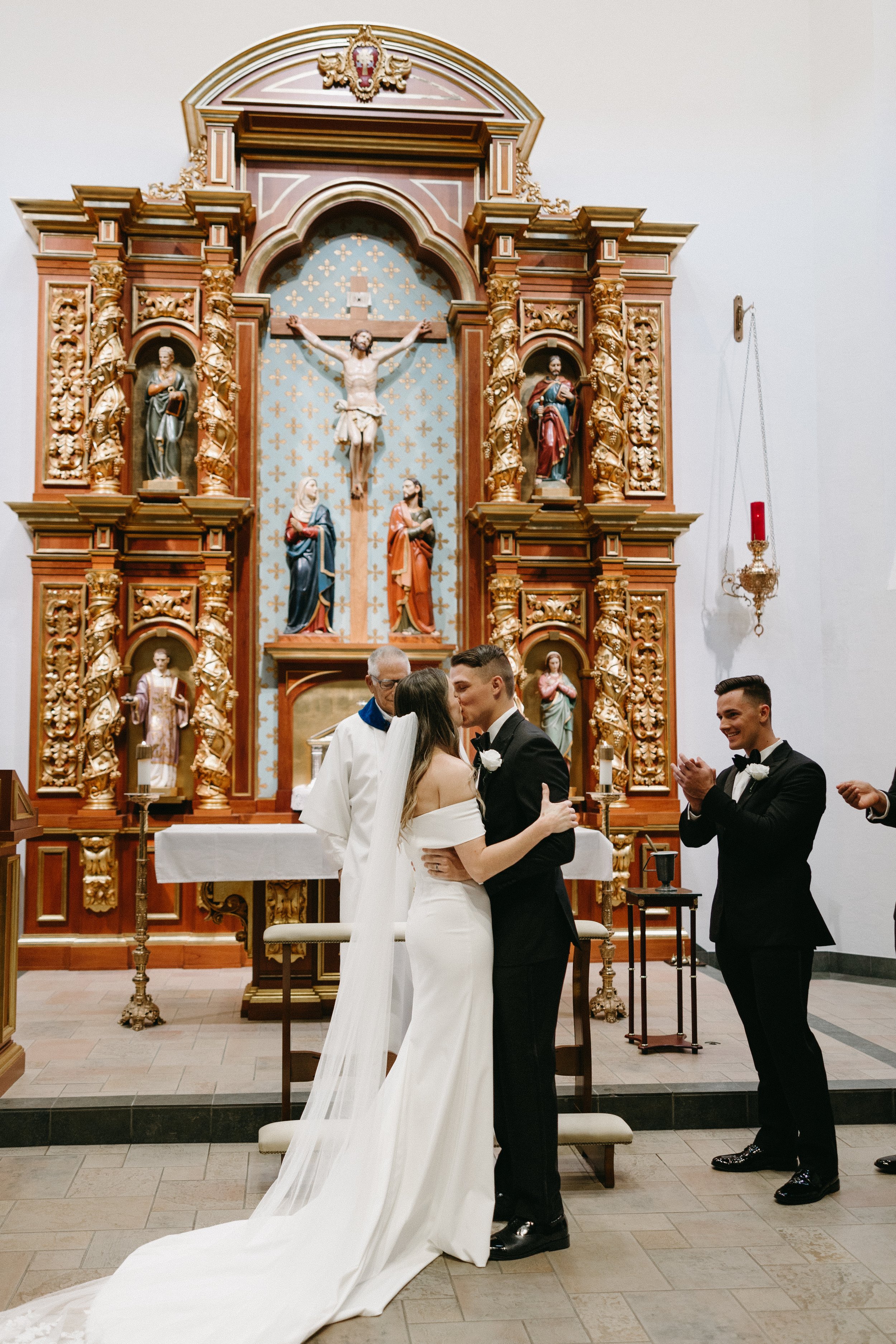 Charming Church Weddings in Texas Featuring Modern Wedding Dresses｜a&bé  bridal shop