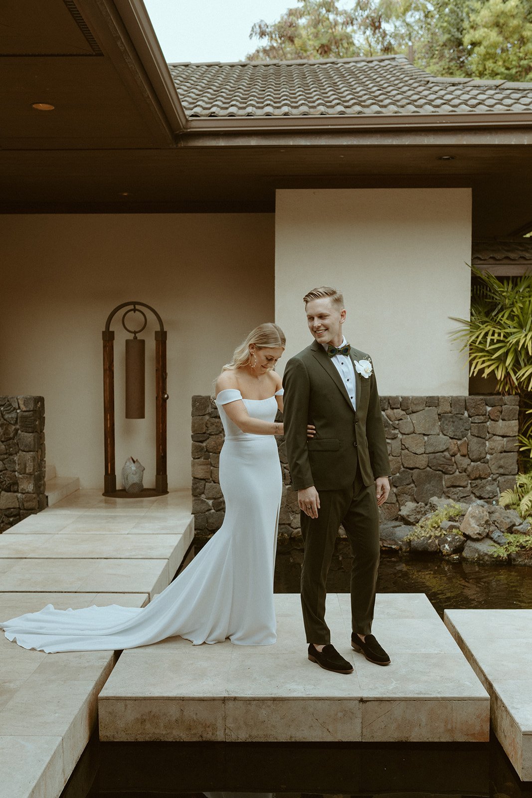 Kona-Hawaii-Wedding-in-Alyssa-Kristin-Wedding-Dres09.jpg