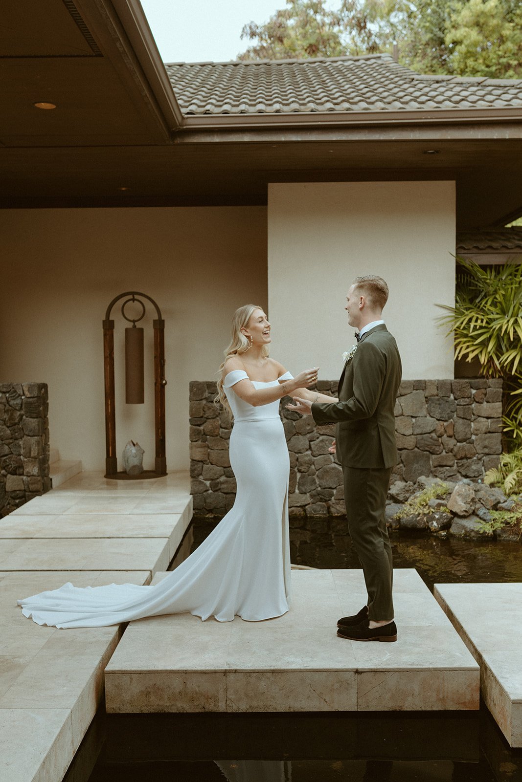 Kona-Hawaii-Wedding-in-Alyssa-Kristin-Wedding-Dres10.jpg