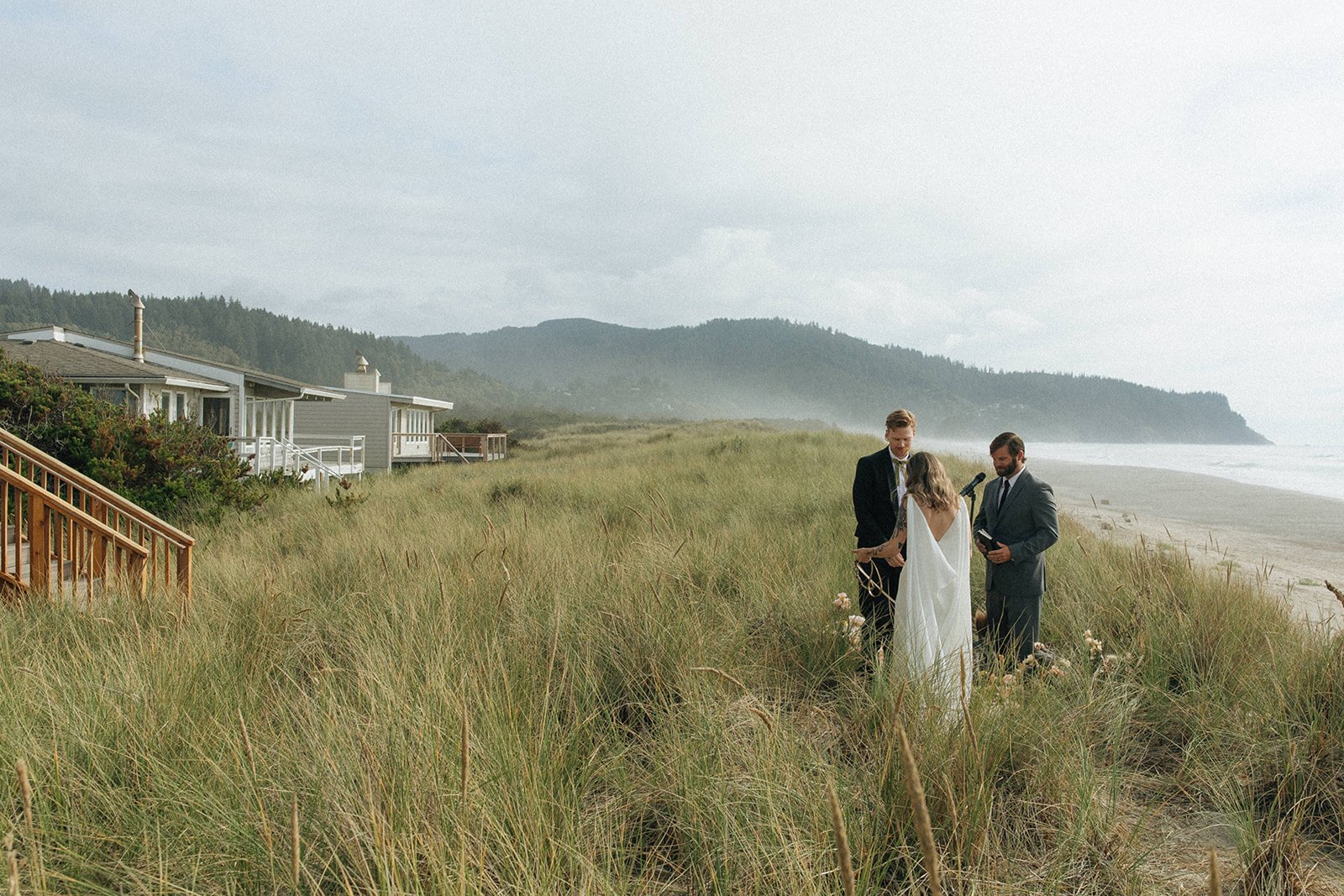 Intimate-Oregon-Coast-Elopement-in-Alexandra-Grecco-16.jpg