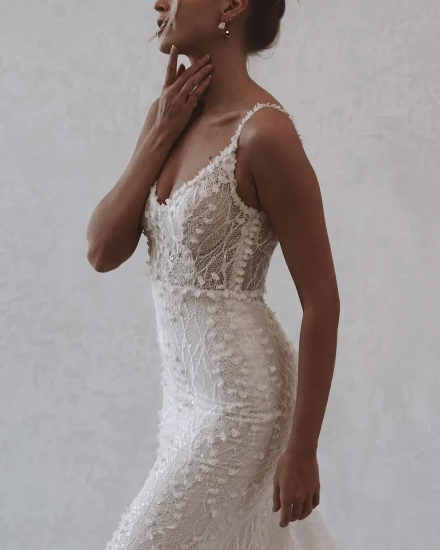 our APRIL SAMPLE SALE is going strong 💫 don&rsquo;t miss out on shopping an expanded selection of sample gowns (most starting at $500) from top bridal designers at our boise bridal shop now through april 30! head to our site to book, babe! 

#boise 