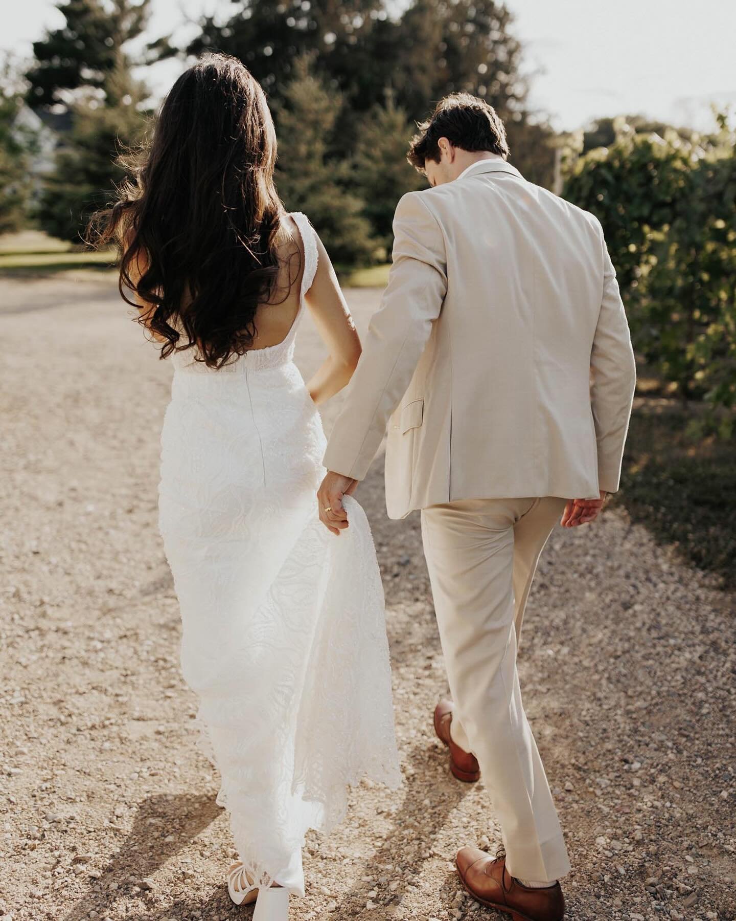 gathering all the rustic wedding inspiration from #aandbabe @gracemnewell &amp; @pboogie13&rsquo;s charming farm wedding in scandia, minnesota. &hearts;

grace glistened in @alenaleenabridal &lsquo;calathea&rsquo; dress. this bridal gown&rsquo;s orga