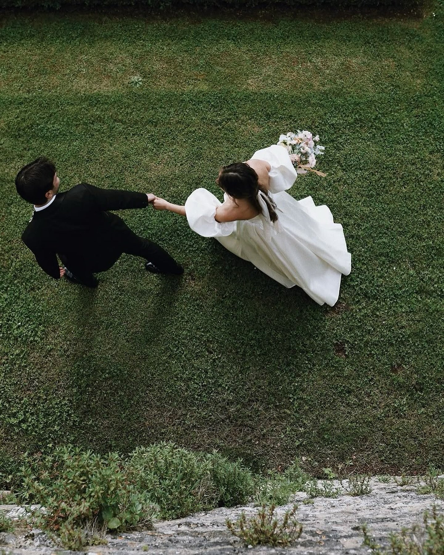 running off into the long weekend like 💫

3 weeks until our grand opening, charlotte. a good time &amp; a good dress is in your very near future because @aandbe_bridalshop is opening up in clt &hearts; book online now &amp; we&rsquo;ll see you june 