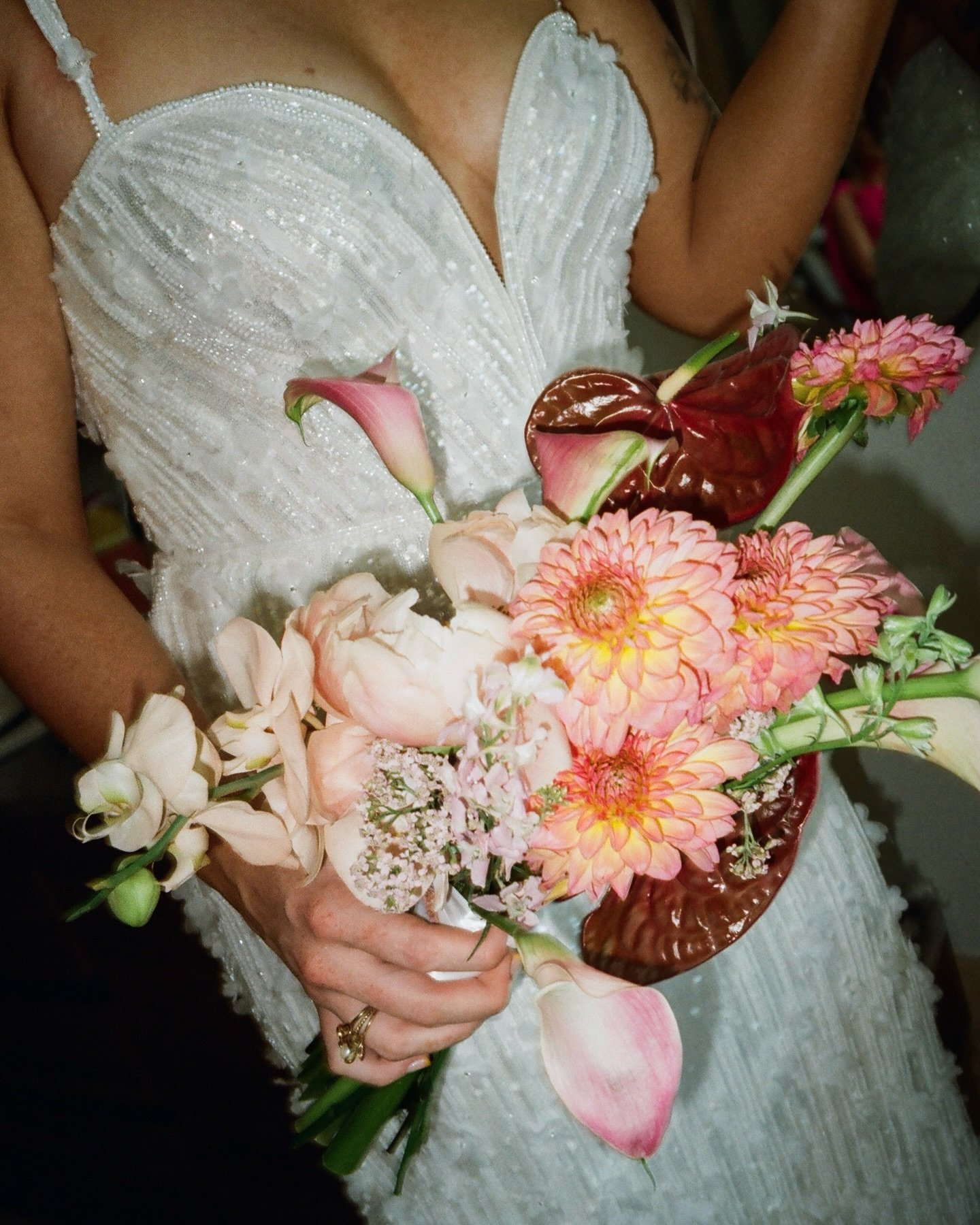 #aandbabe taylor &amp; juan reminding us that color is cool &amp; inspiring us to lean allllll the wayyyyy in, even on your wedding day! ❤️&zwj;🔥

photo @kaylaaesparza
video @honestyfilms
babe @howieephotography
venue @secretsplayablanca
planner @ho