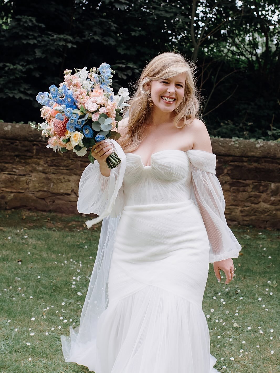 #aandbabe sam &amp; joe met at a wedding and turned one weekend into a whole love story! basically a romcom in real life. ✨

photo @daniellewattfilmandphoto 
venue @mansfieldtraquair 
florals @stockbridgeflowercompany 
alterations @faribabridal_alter