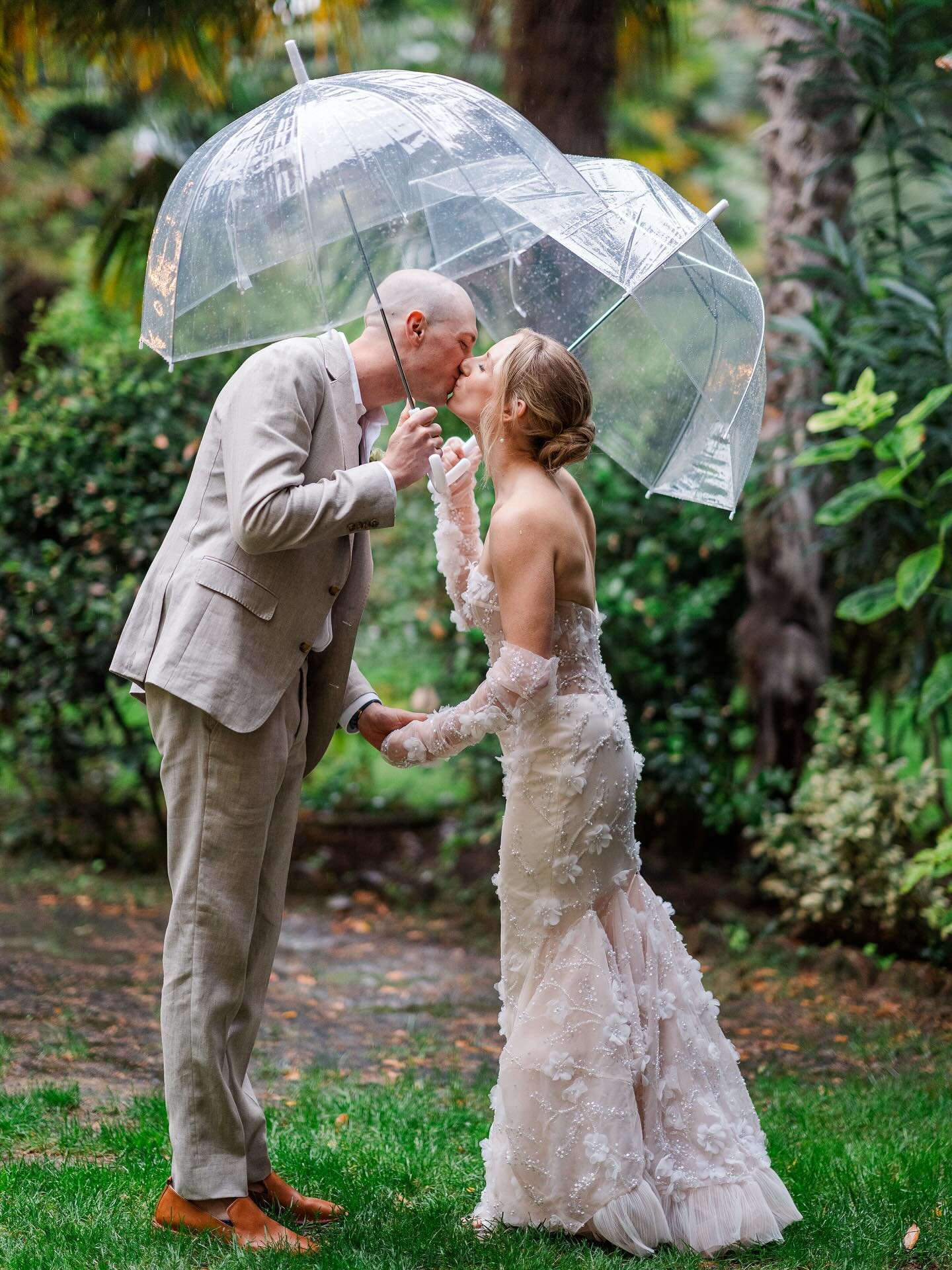 #aandbabe kayla &amp; travis 🤍

photo @evujacicphoto 
venue @villacastelletto_ 
planning &amp; styling @umbriaweddings 
florals @criluflower 
dress @alenaleenabridal via @aandbe_denver 
hmua @lucrezia_paradiso_mua

bridal look, denver bridal shop, a