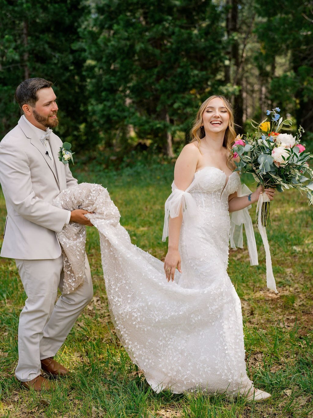 #aandbabe alanna &amp; eric 🤍💍

photo @derekandkaylaphoto 
florist @simply.hues 
dress @madewithlovebridal via @aandbesacramento
alterations @astylesandstiches 

wedding inspiration, california wedding, bridal bouquet, real bride, sacramento bride,