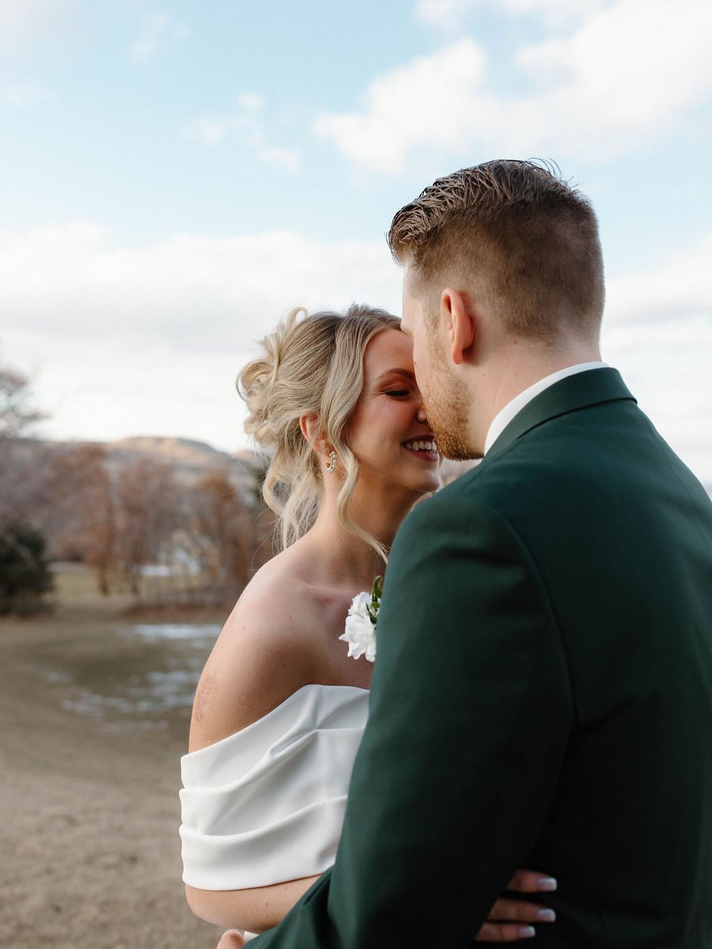 #aandbabe matti &amp; collin 💍✨

photo @romanticsundayco &amp; @nicoledenaephoto 
venue @theoaksplumcreek 
florals @flintwoodfloral 
hmua @tildeathbridalbeauty 
alterations @weddingsbytessalterations 

real bride, real wedding, wedding day, wedding 