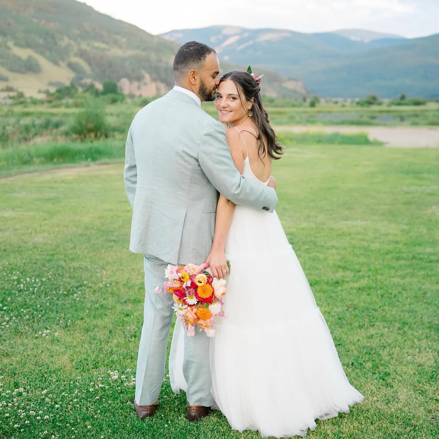 #aandbabe kelly &amp; ahmed in @alenaleenabridal. 🤍 

photo @sierrasturtphoto
planning @aspenivyevents
florals @ladysunshinefloral
venue @camphaleweddings
hmua @bhavabeautyandwellnsss

dress @alenaleenabridal via @aandbe_shops denver

real bride, re