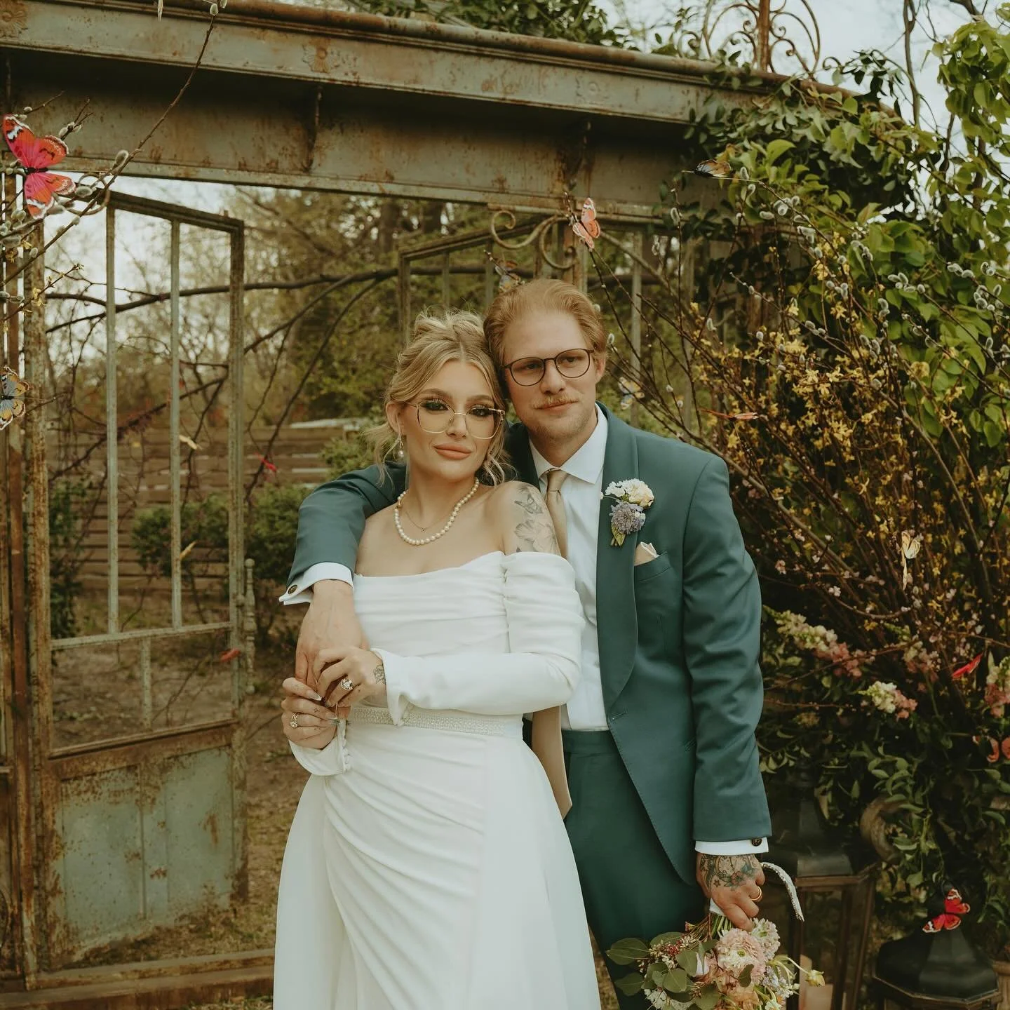 #aandbabe camry &amp; blake in @watters. 🤍 

photo @smokinhorsemedia
planning &amp; florals corey pope
venue @littlewrenweddings
hmua @locksoflaurel @lainasglamour 

dress @watters via @aandbe_shops dallas

real bride, real wedding, dallas bride, te